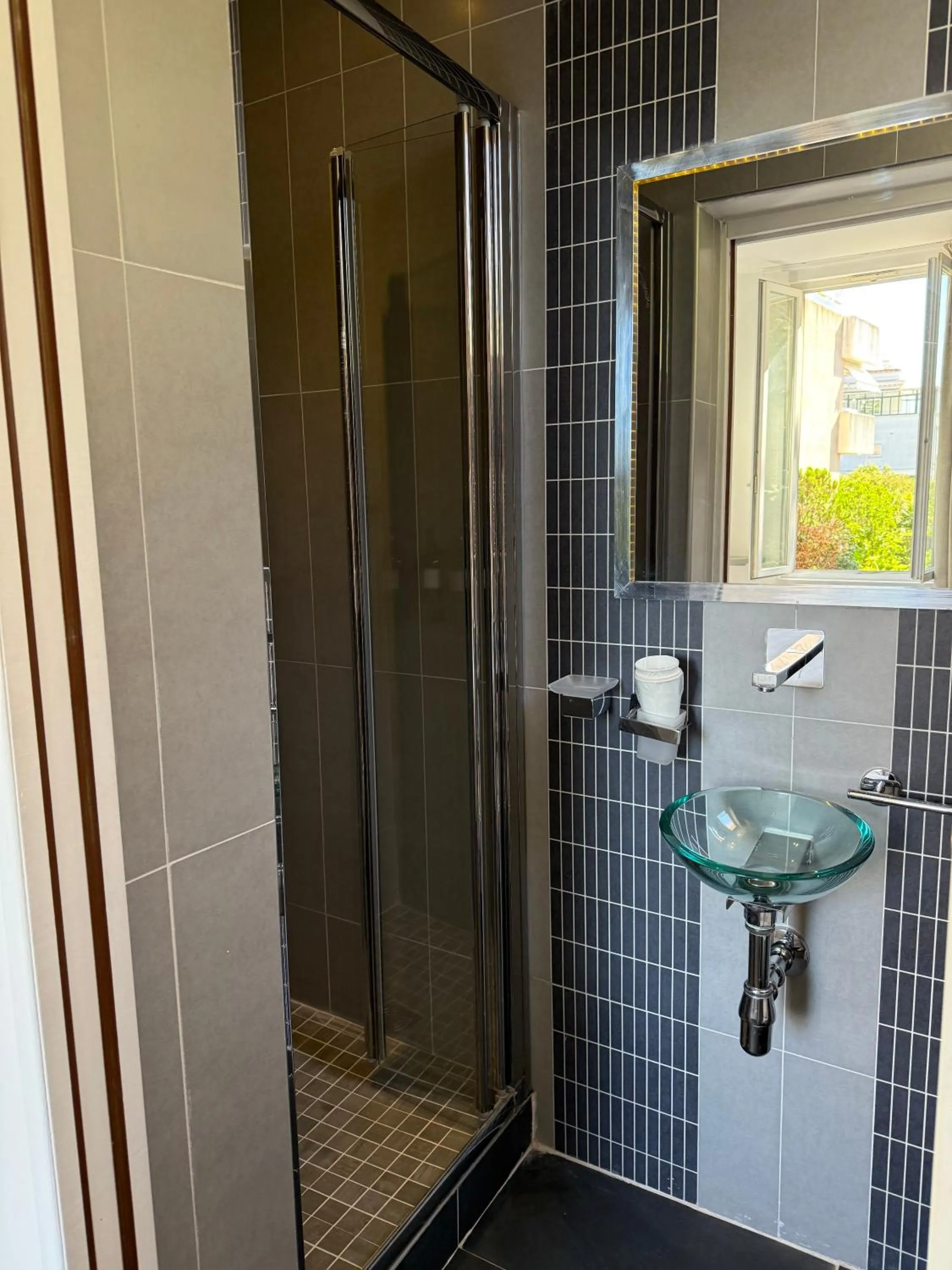 Bathroom in Ideal Sejour Cannes - Hôtel de Charme