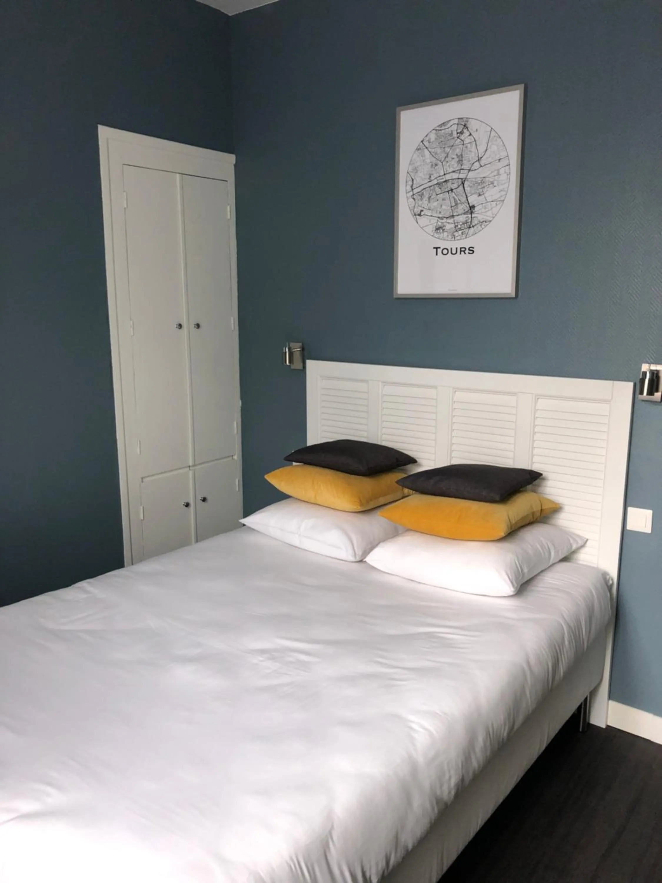 Bed in Hôtel Saint Eloi