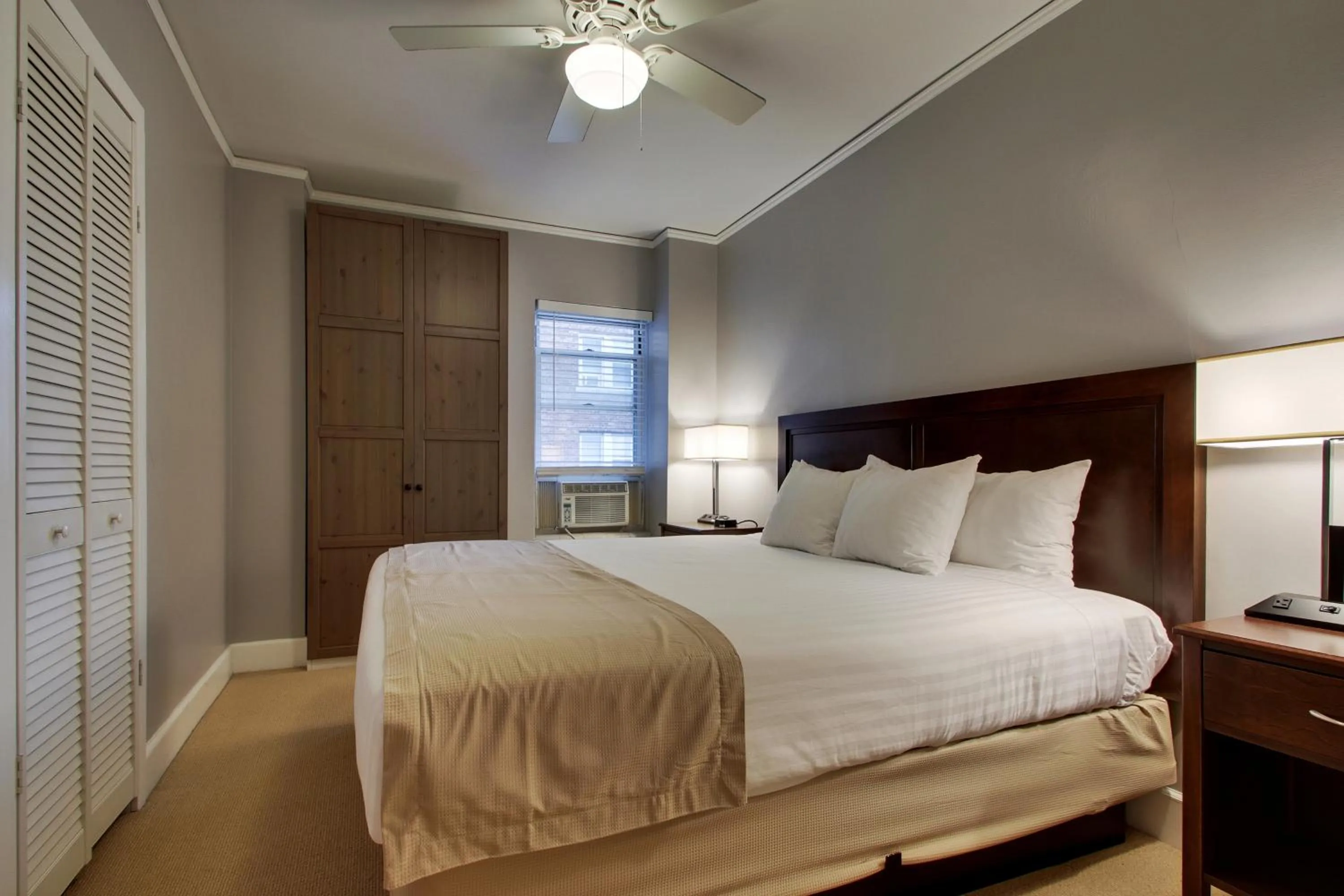 Bed in Knickerbocker on the Lake