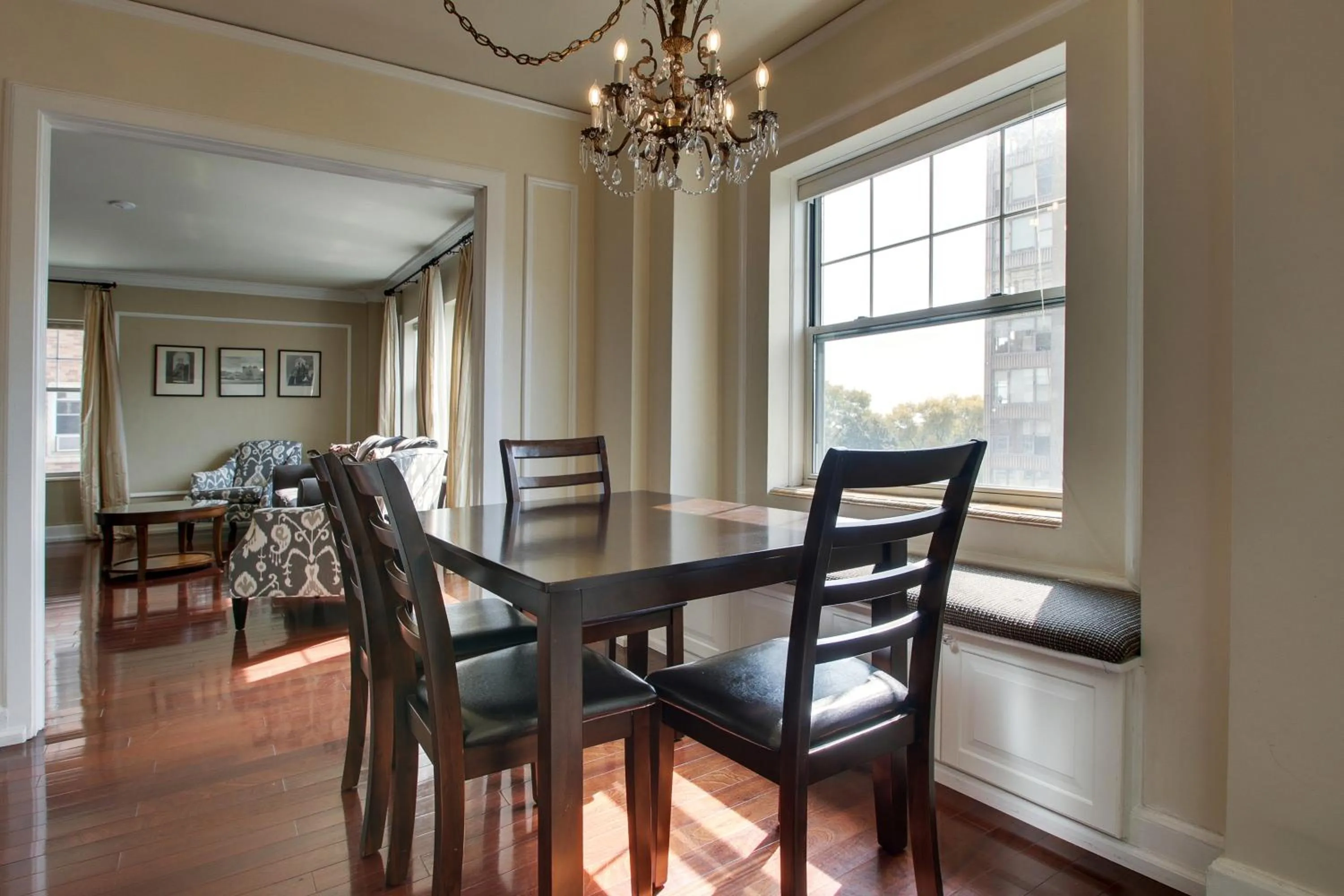 Knickerbocker on the Lake