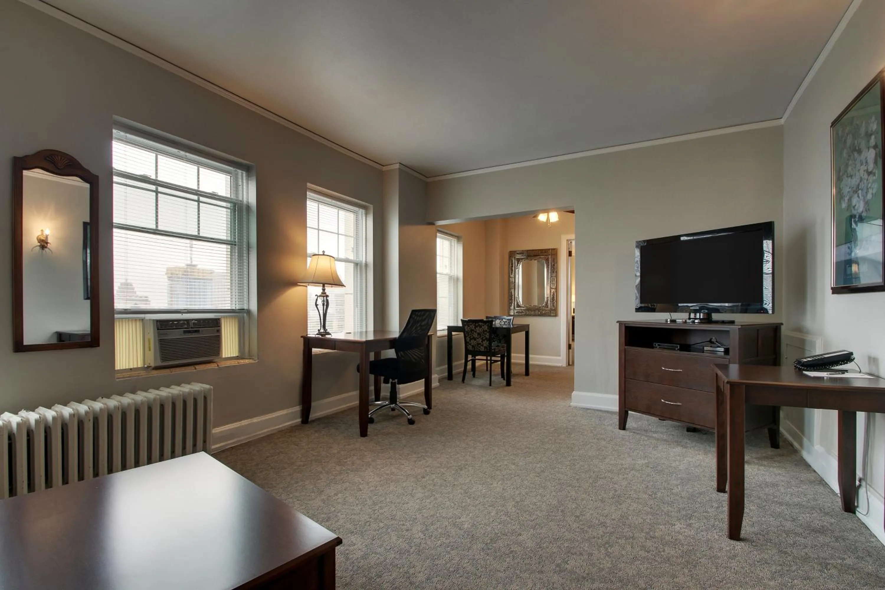 Knickerbocker on the Lake