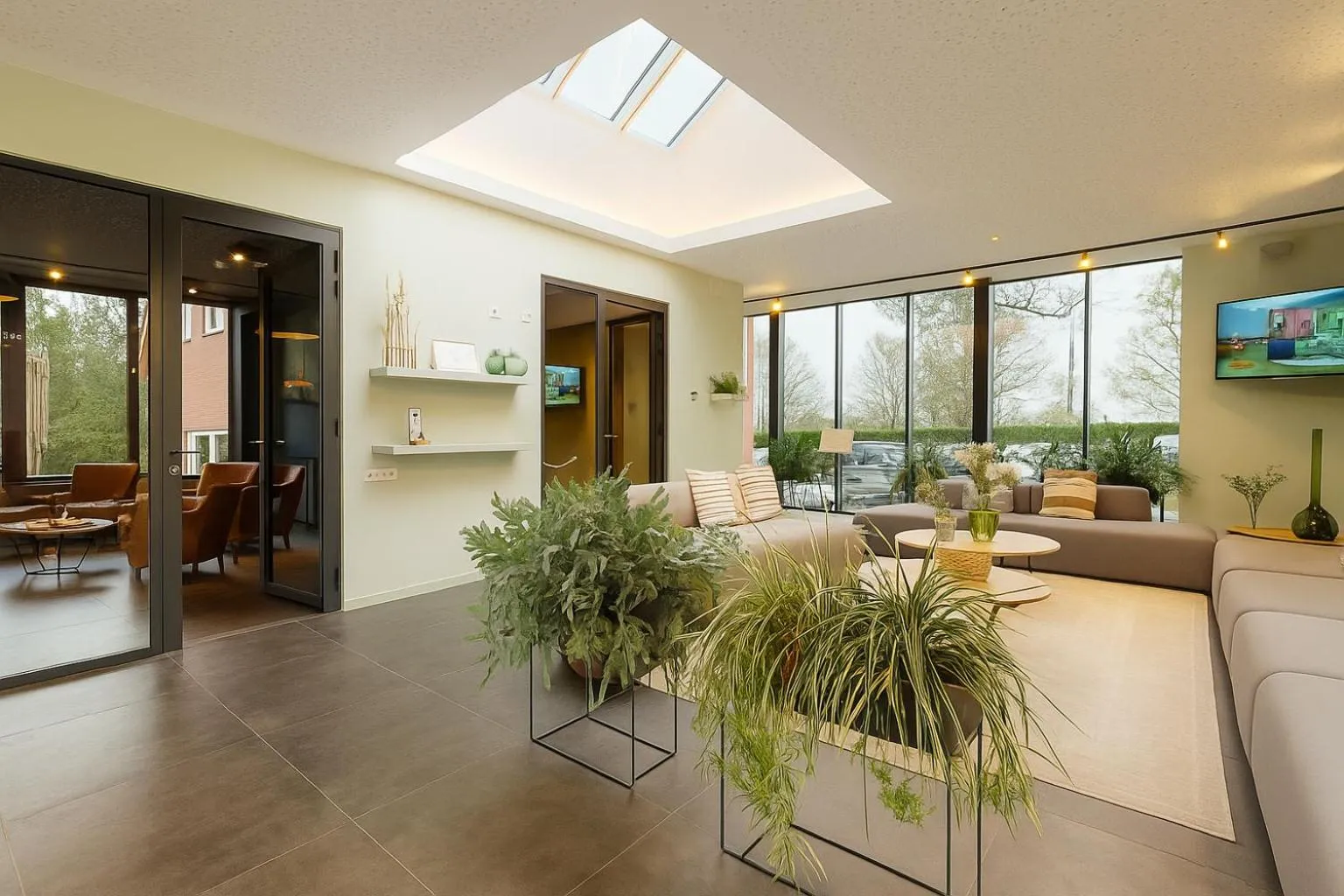 Lobby or reception in OFF