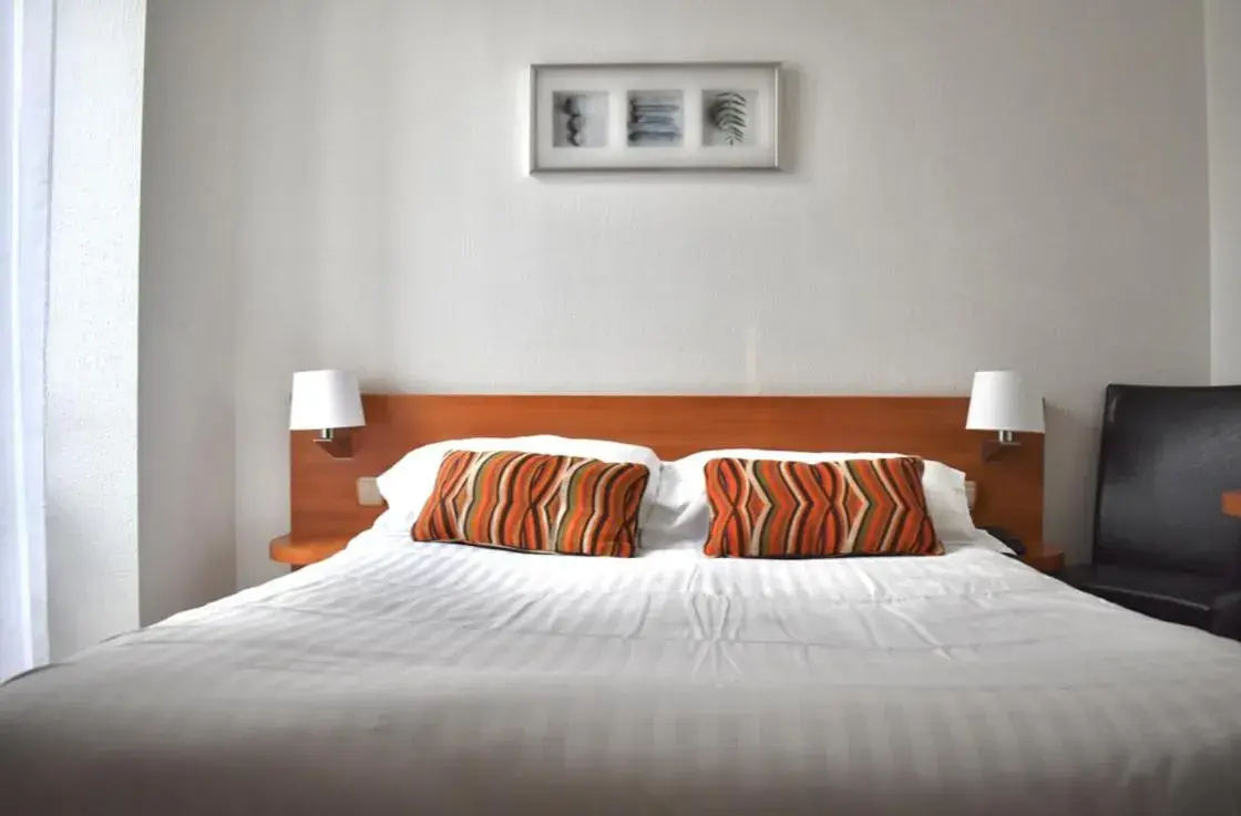 Bed in Hotel Colbert Bed in Hotel Colbert