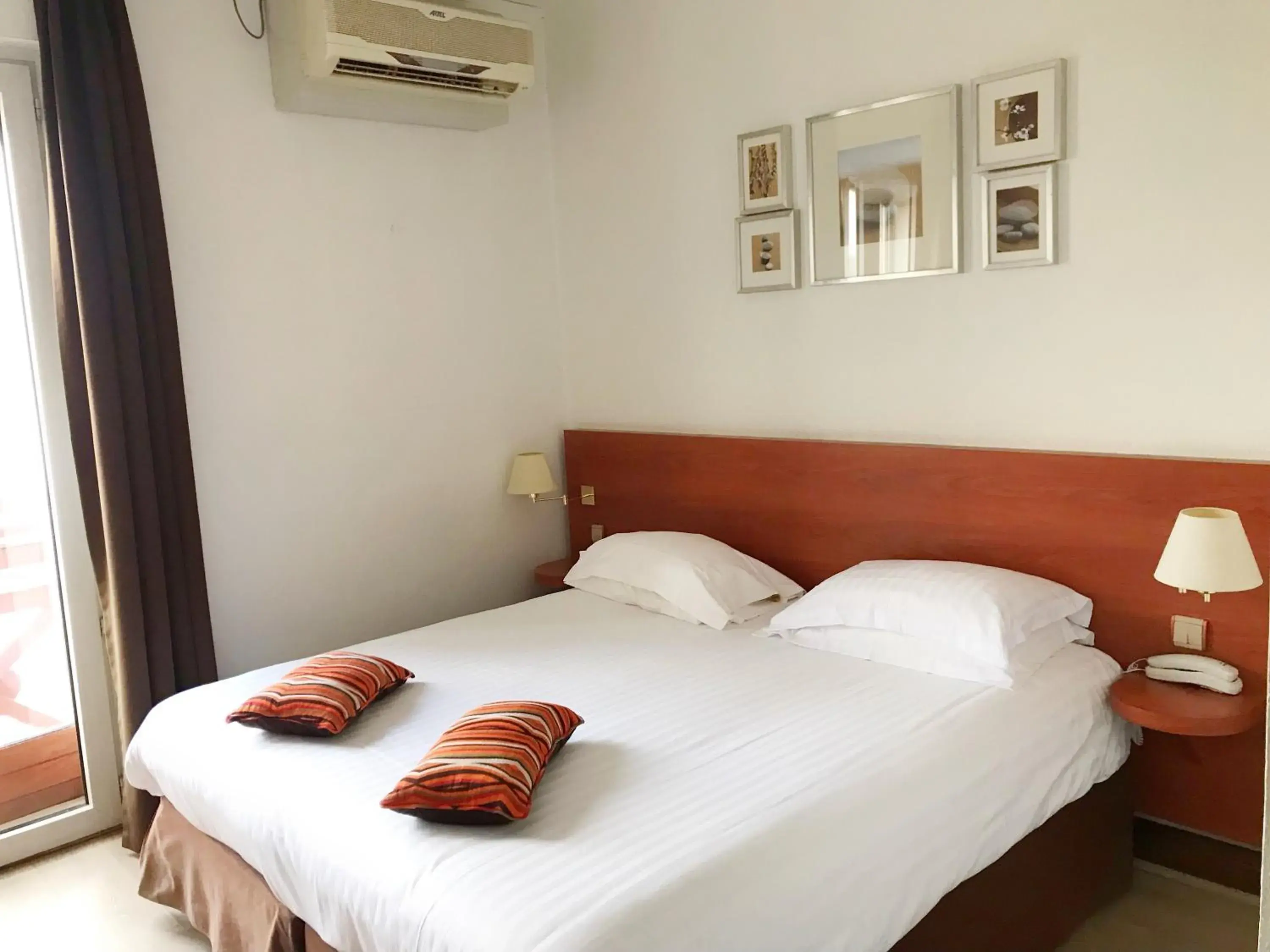 Bed in Hotel Colbert Bed in Hotel Colbert