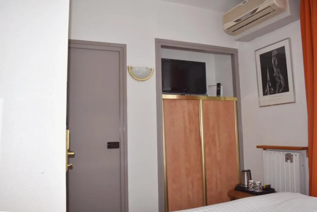 Bed in Hotel Colbert