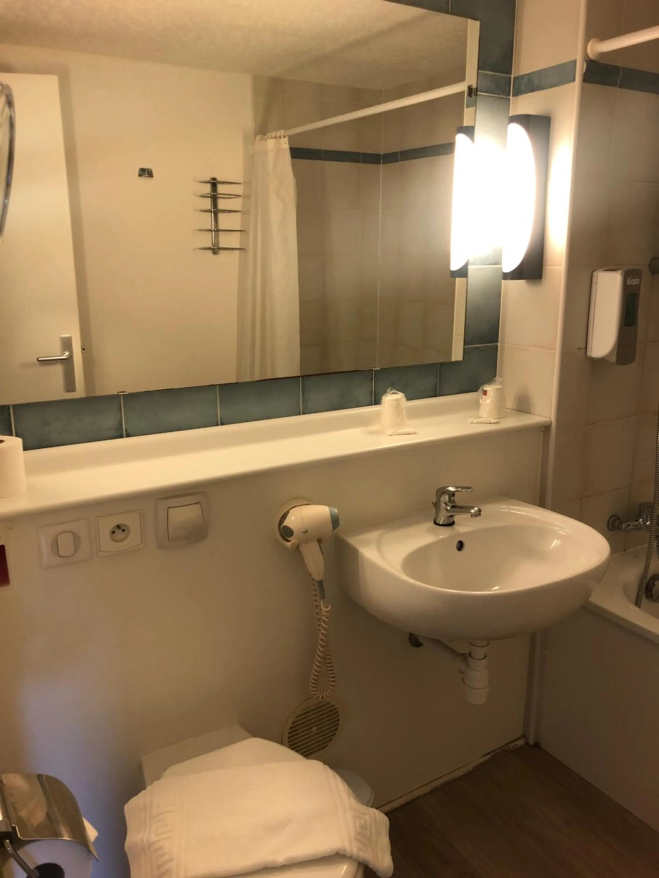 Bathroom in The Originals Access, Hôtel Foix