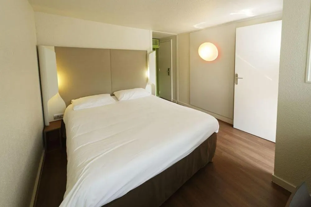 Bedroom, Bed in The Originals Access, Hôtel Foix