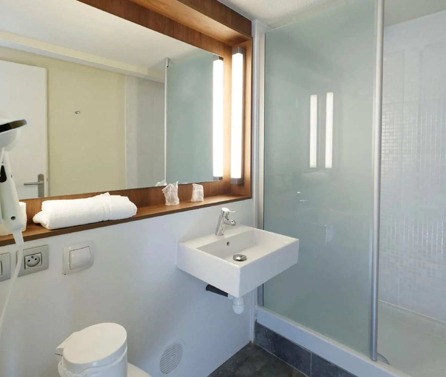 Bathroom in The Originals Access, Hôtel Foix