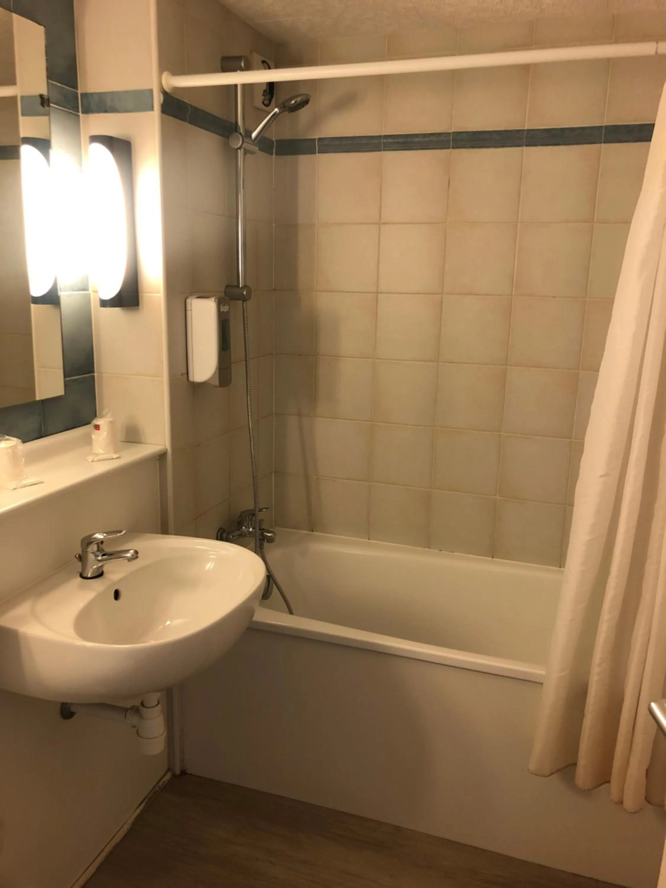 Bathroom in The Originals Access, Hôtel Foix