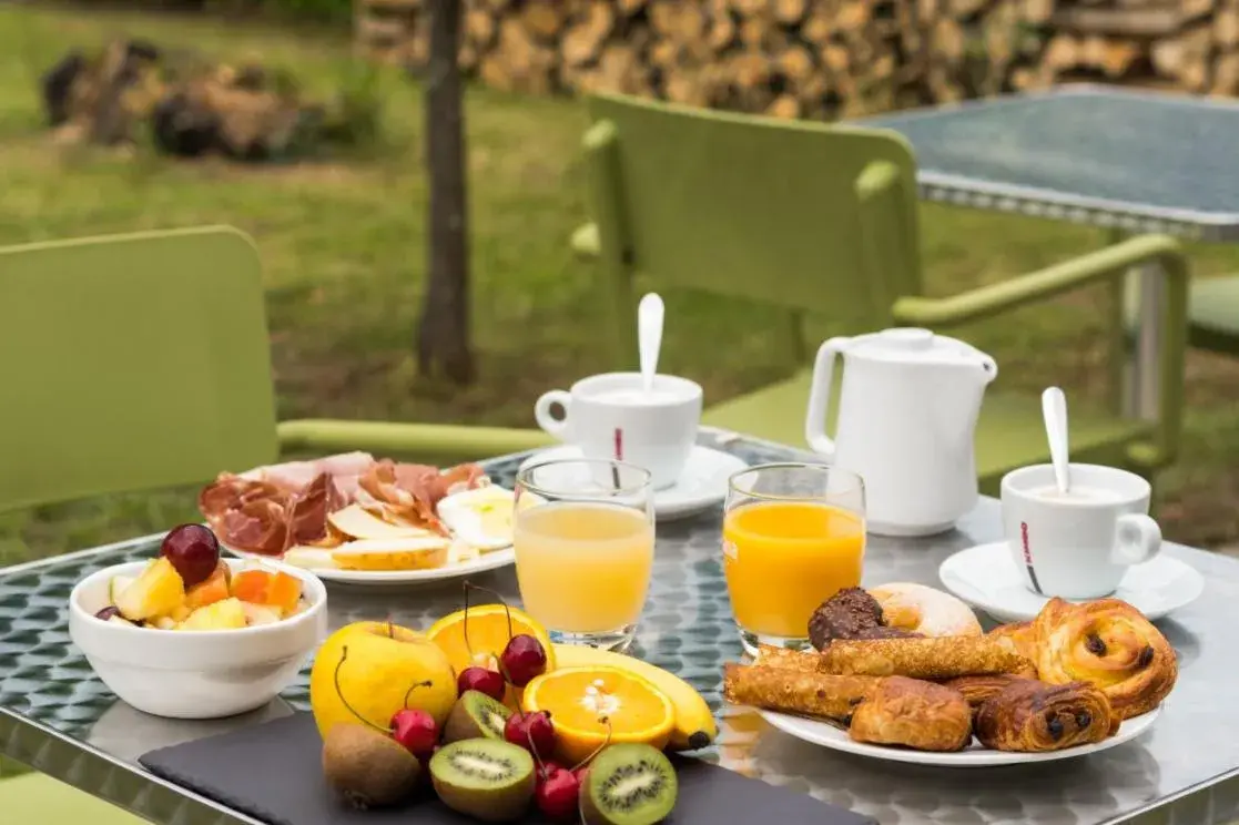 Continental breakfast in The Originals Access, Hôtel Foix Continental breakfast in The Originals Access, Hôtel Foix