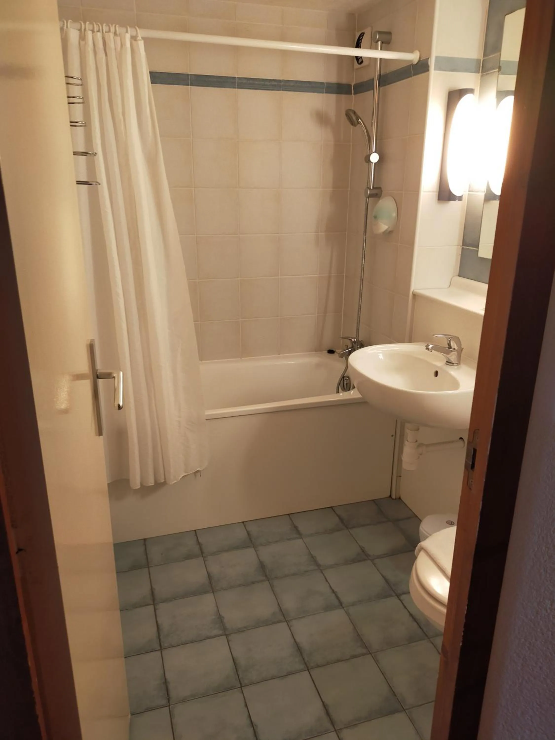 Bathroom in The Originals Access, Hôtel Foix