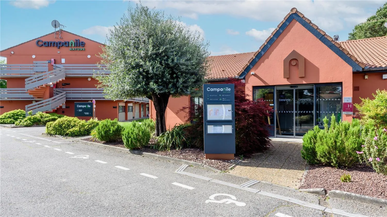 Facade/entrance in Campanile NATURE - Toulouse Nord L'Union