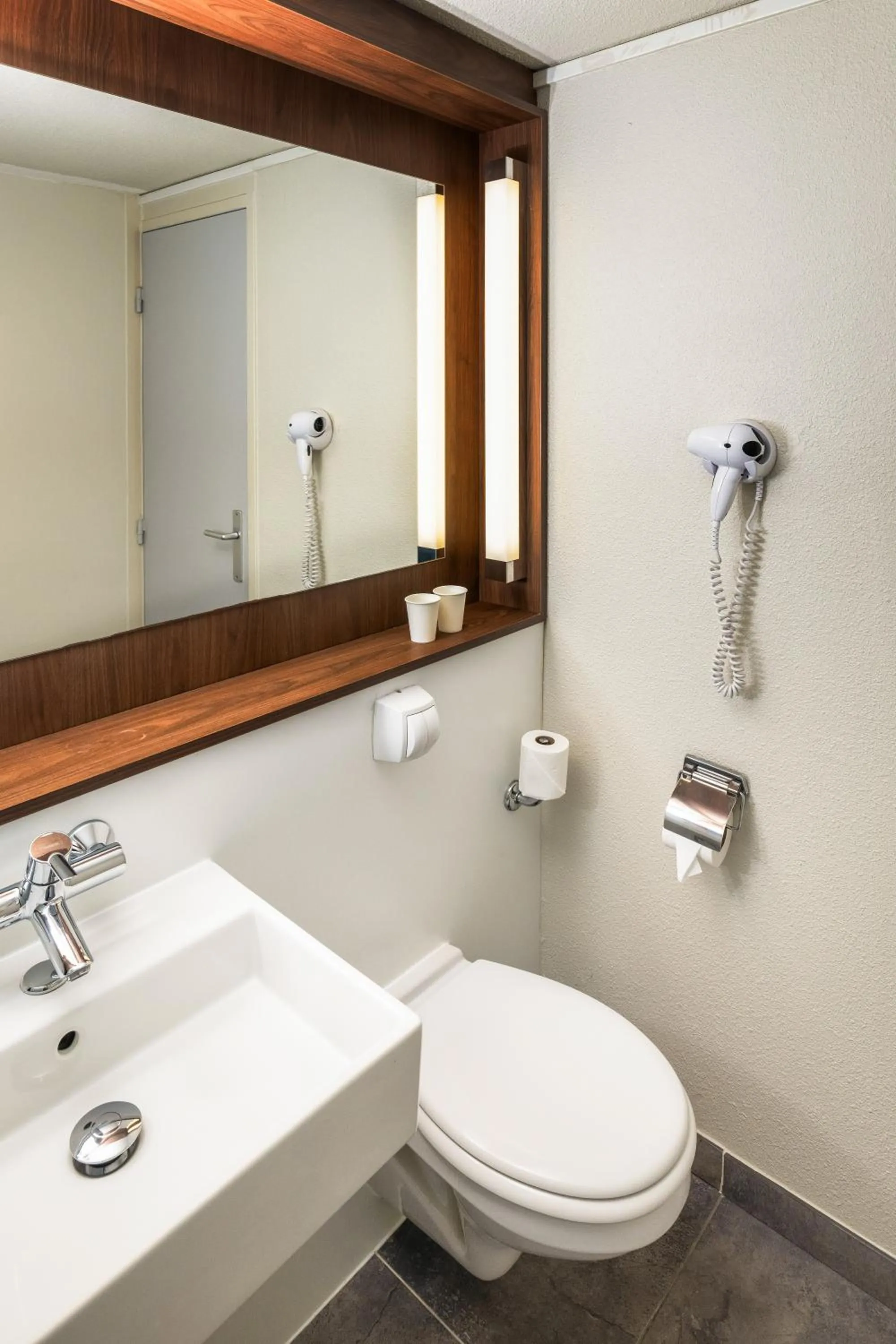 Bathroom in Campanile NATURE - Toulouse Nord L'Union