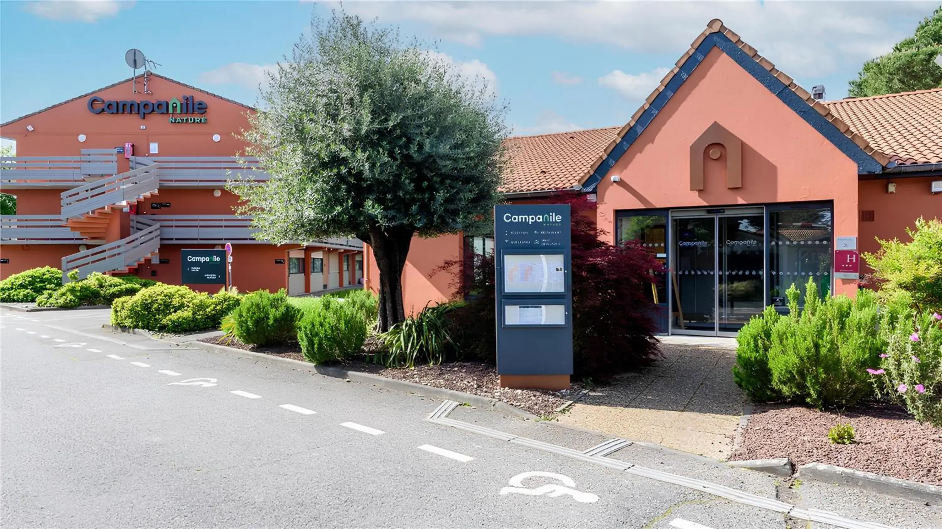 Facade/entrance in Campanile NATURE - Toulouse Nord L'Union Facade/entrance in Campanile NATURE - Toulouse Nord L'Union