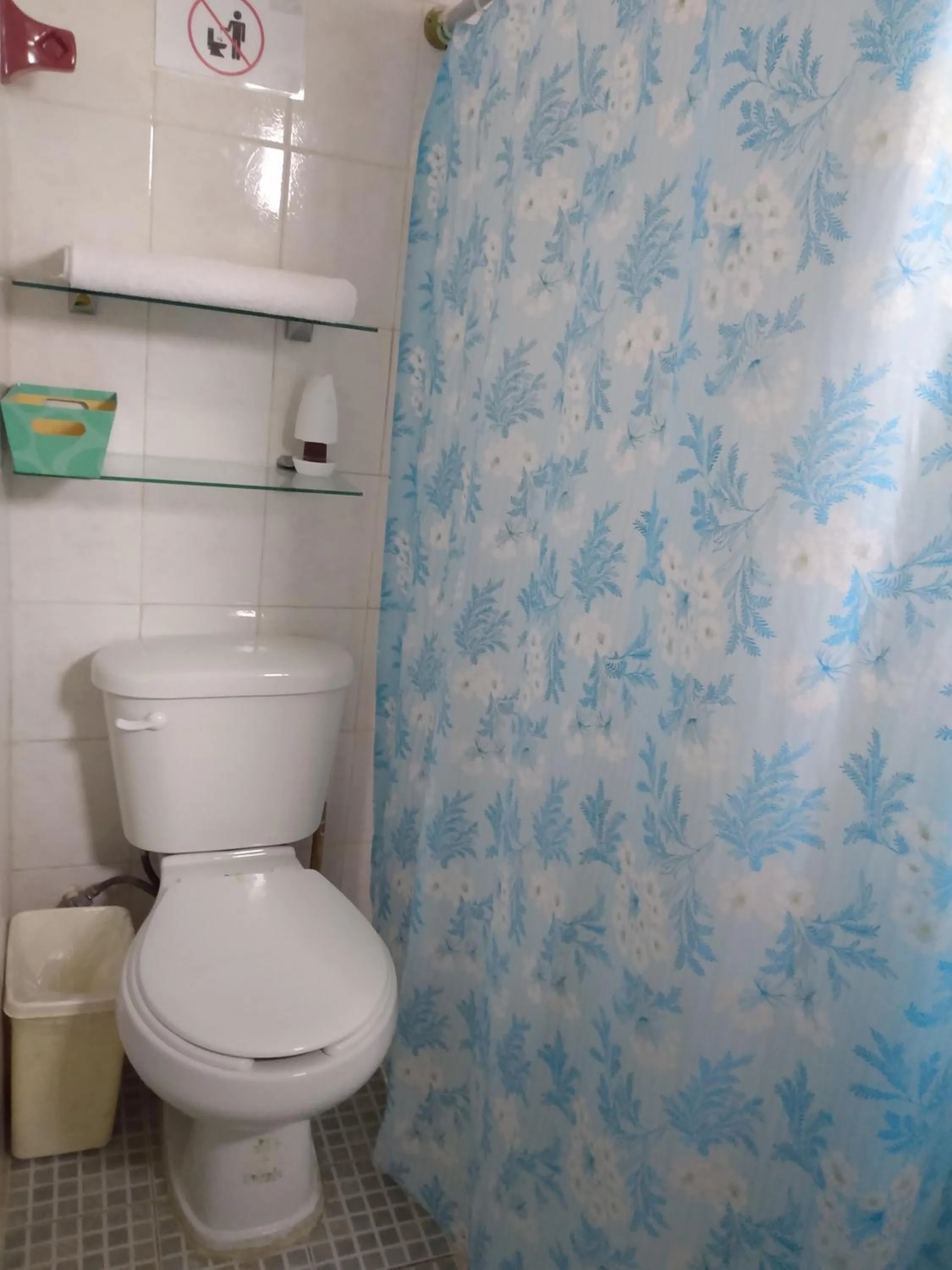 Bathroom in Casa Ixchel - 700m to Downtown, WiFi, Hot Water, AC