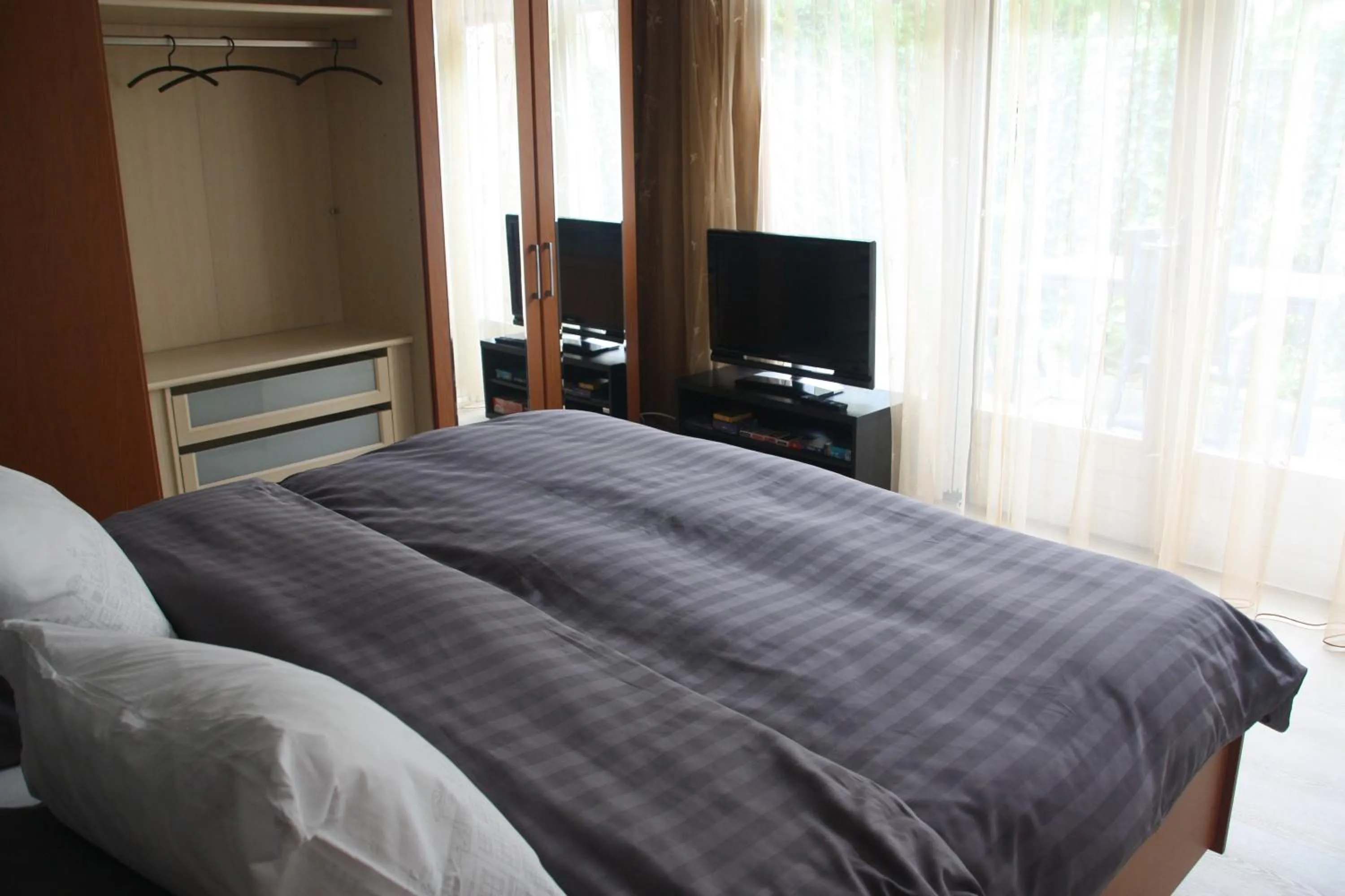 Bedroom, Bed in tisOKE