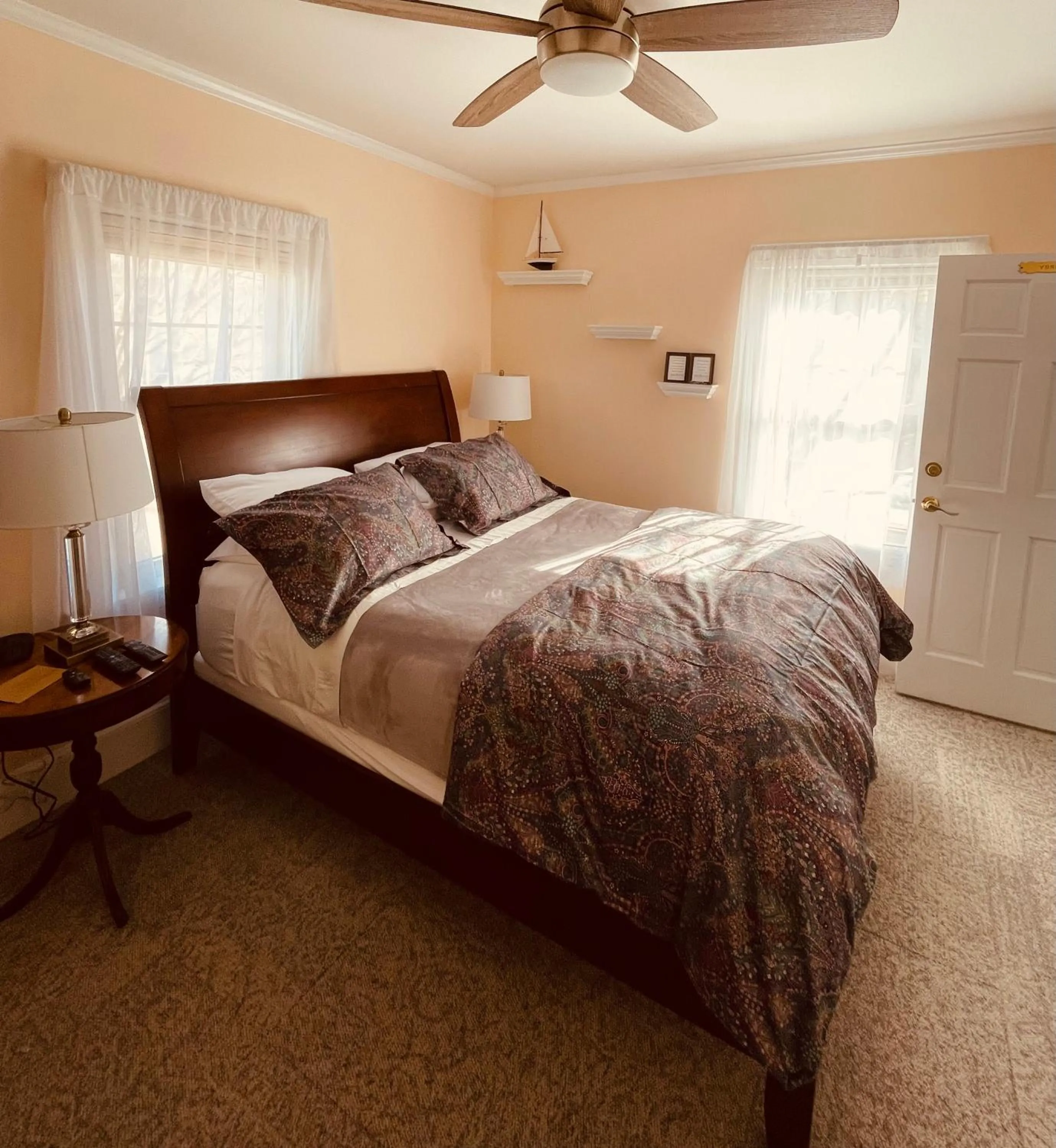 Bed in 1802 House Bed & Breakfast