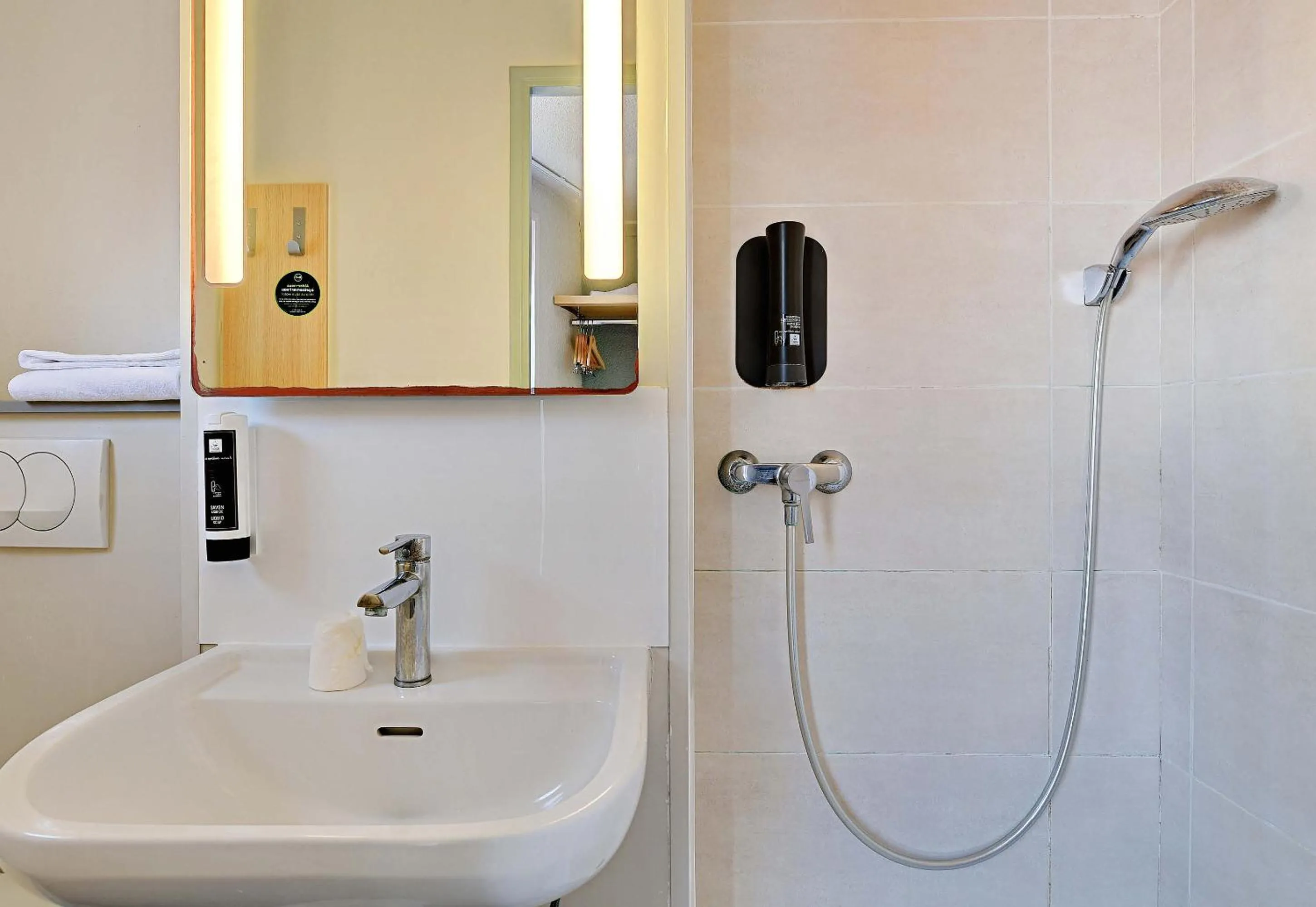 Bathroom in B&B HOTEL le Mans Centre