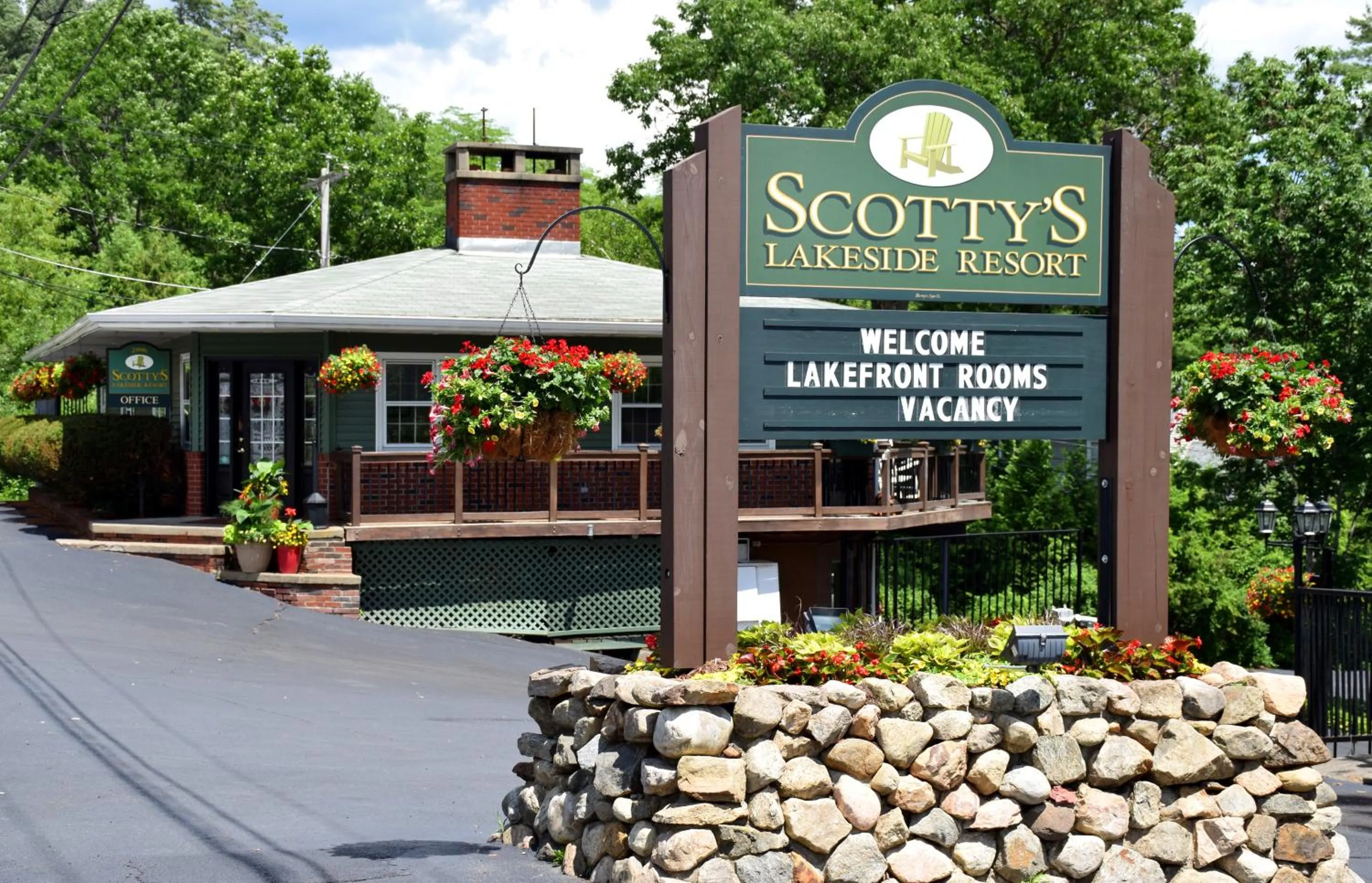Property building in Scotty's Lakeside Resort