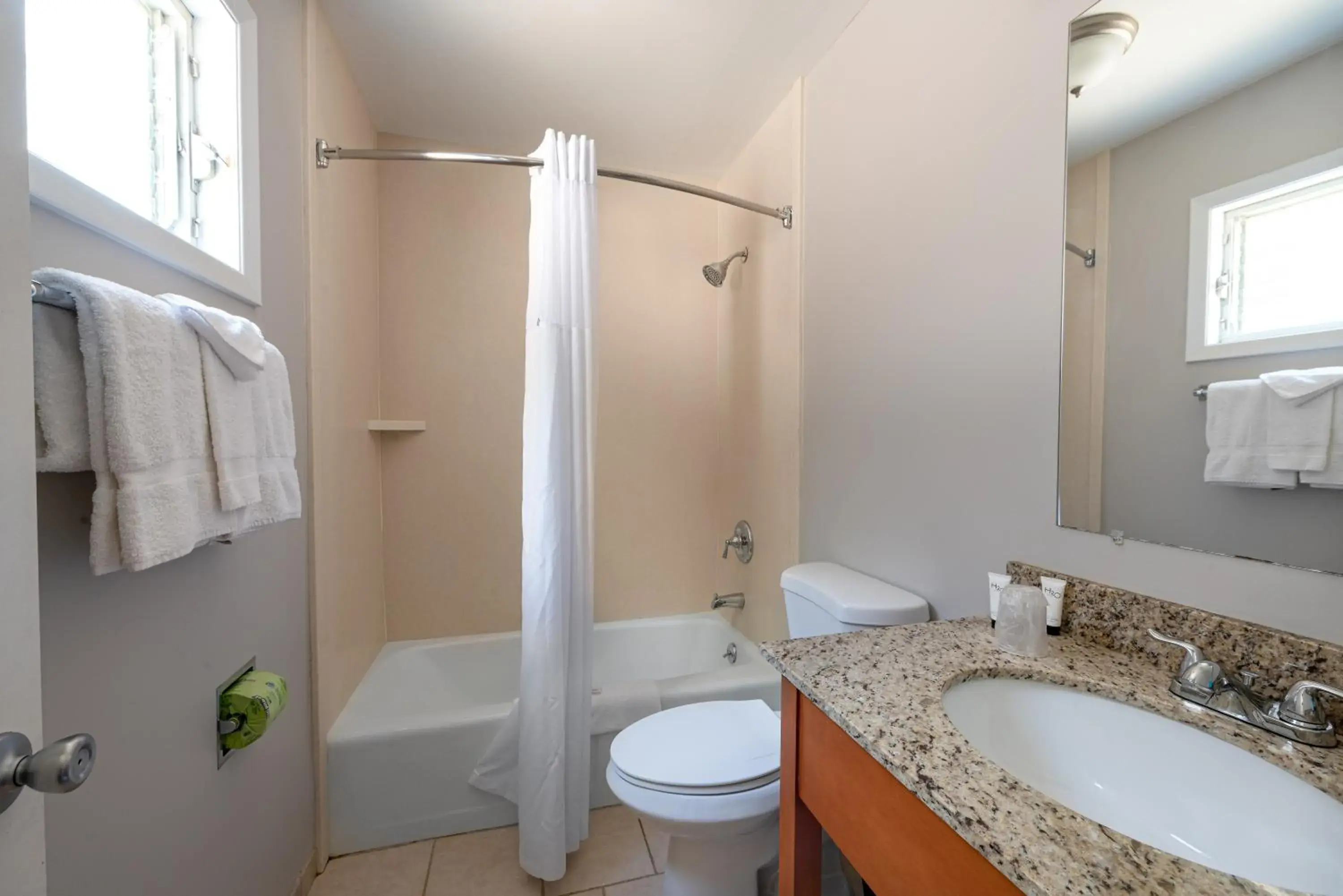 Top of Hill South Side with Two Queen Beds in Scotty's Lakeside Resort Top of Hill South Side with Two Queen Beds in Scotty's Lakeside Resort