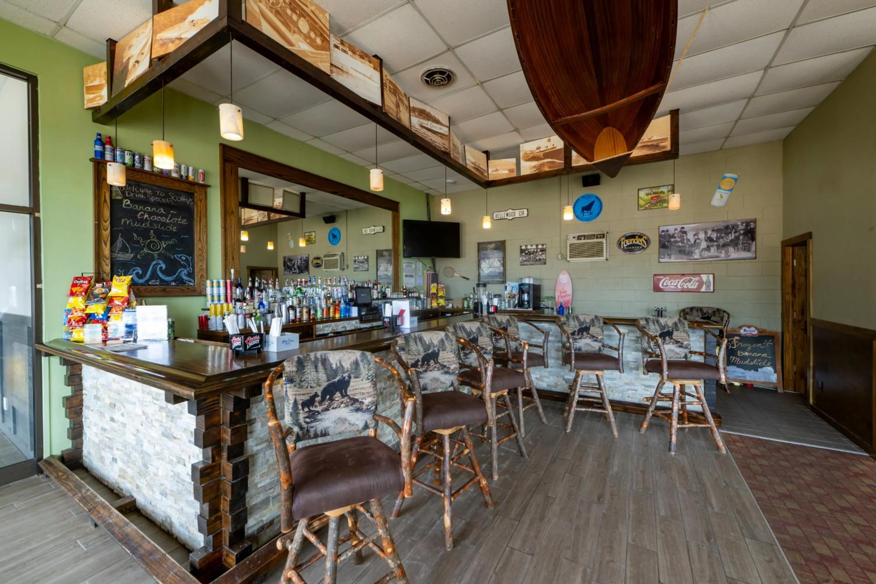 Lounge or bar in Scotty's Lakeside Resort