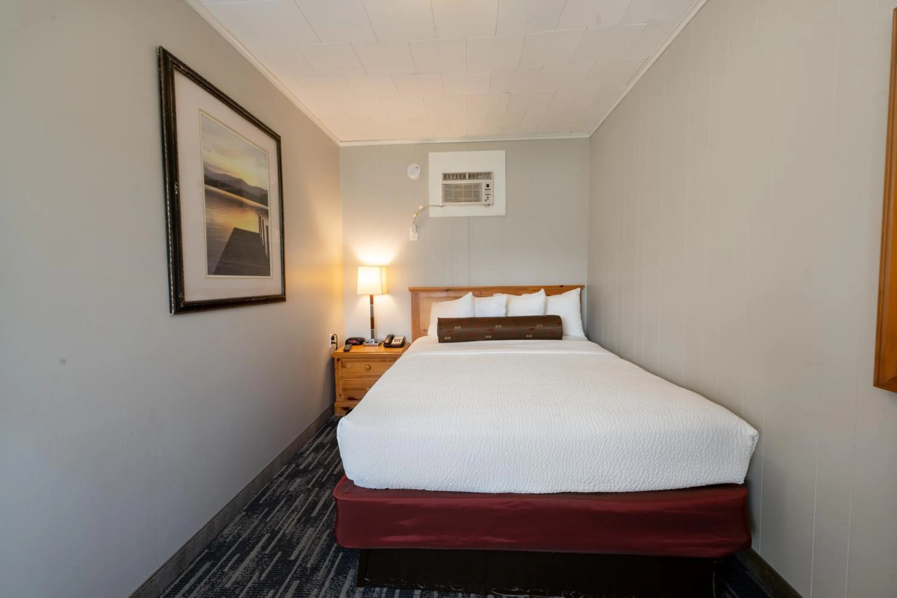 Bed in Scotty's Lakeside Resort