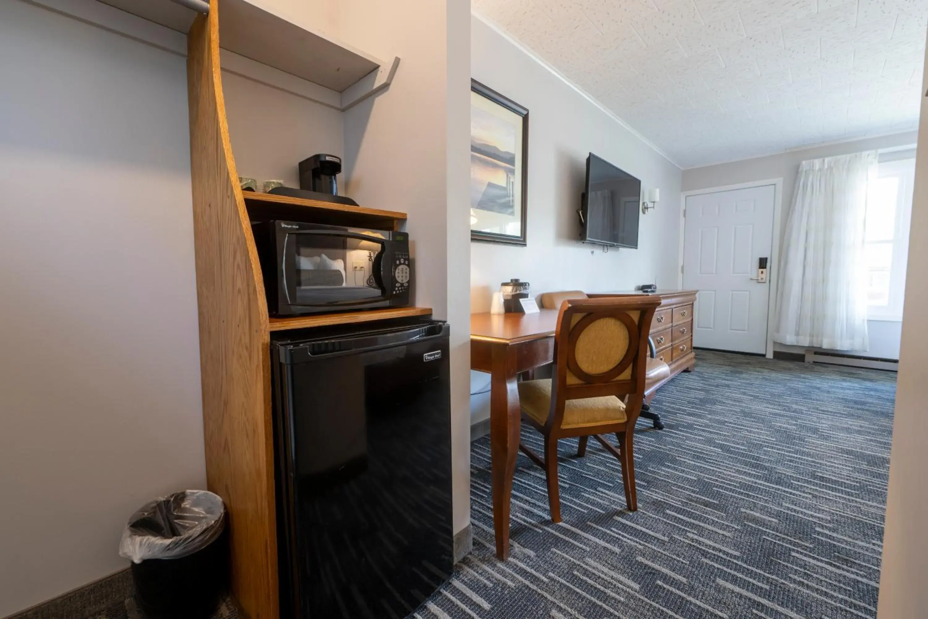 Lakeside with Two Queen Beds Front of the Building in Scotty's Lakeside Resort Lakeside with Two Queen Beds Front of the Building in Scotty's Lakeside Resort