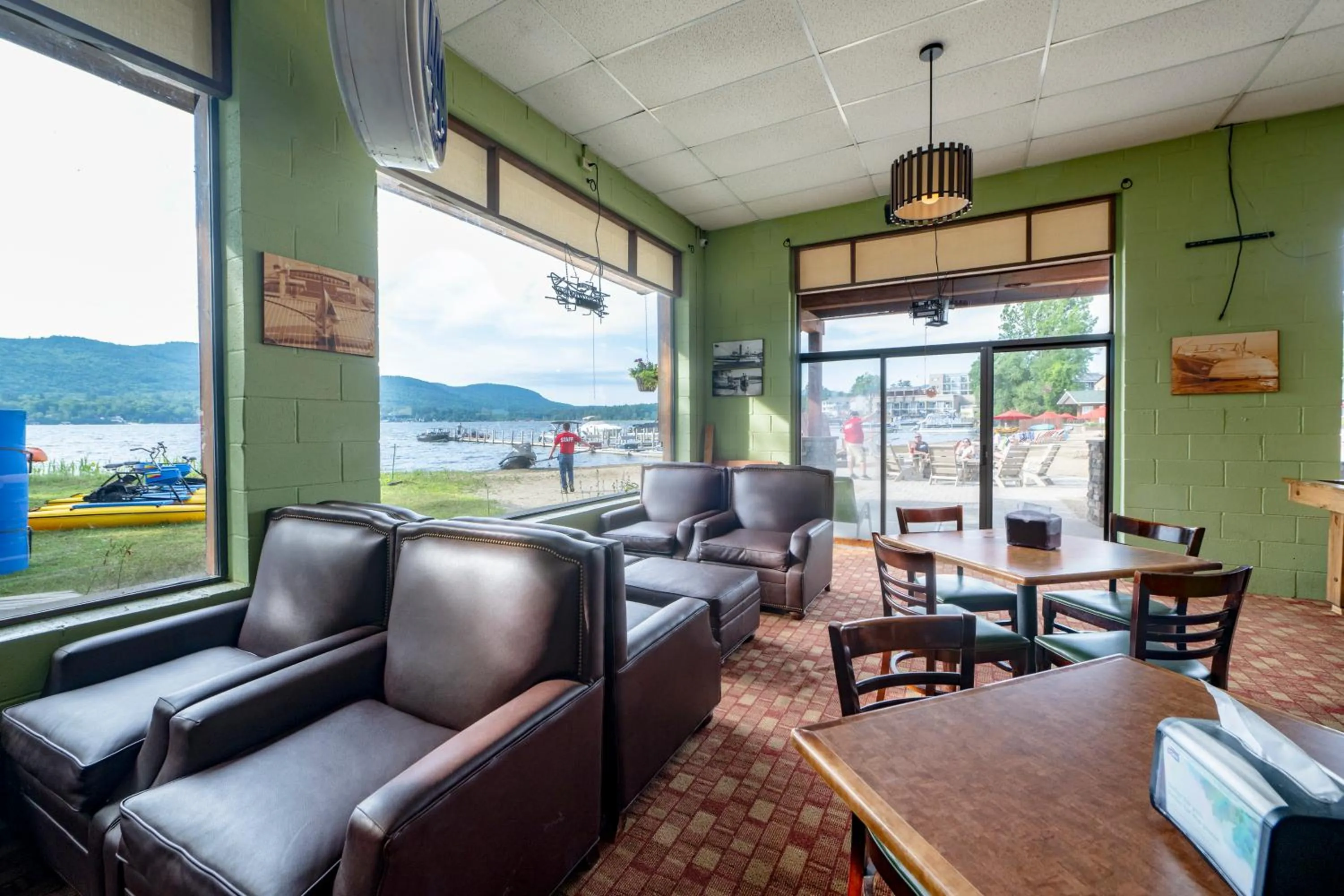 Lounge or bar in Scotty's Lakeside Resort