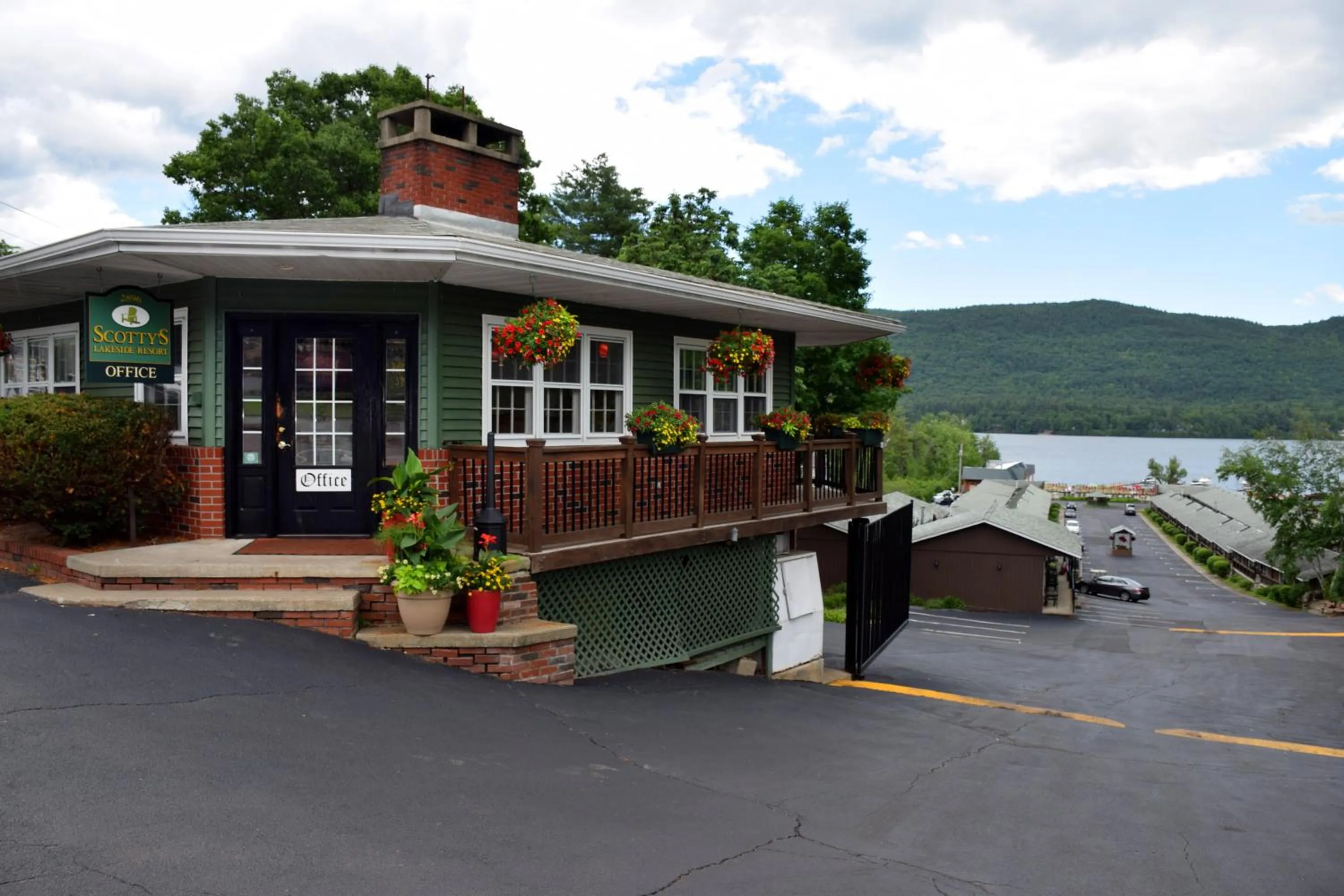 Property building in Scotty's Lakeside Resort
