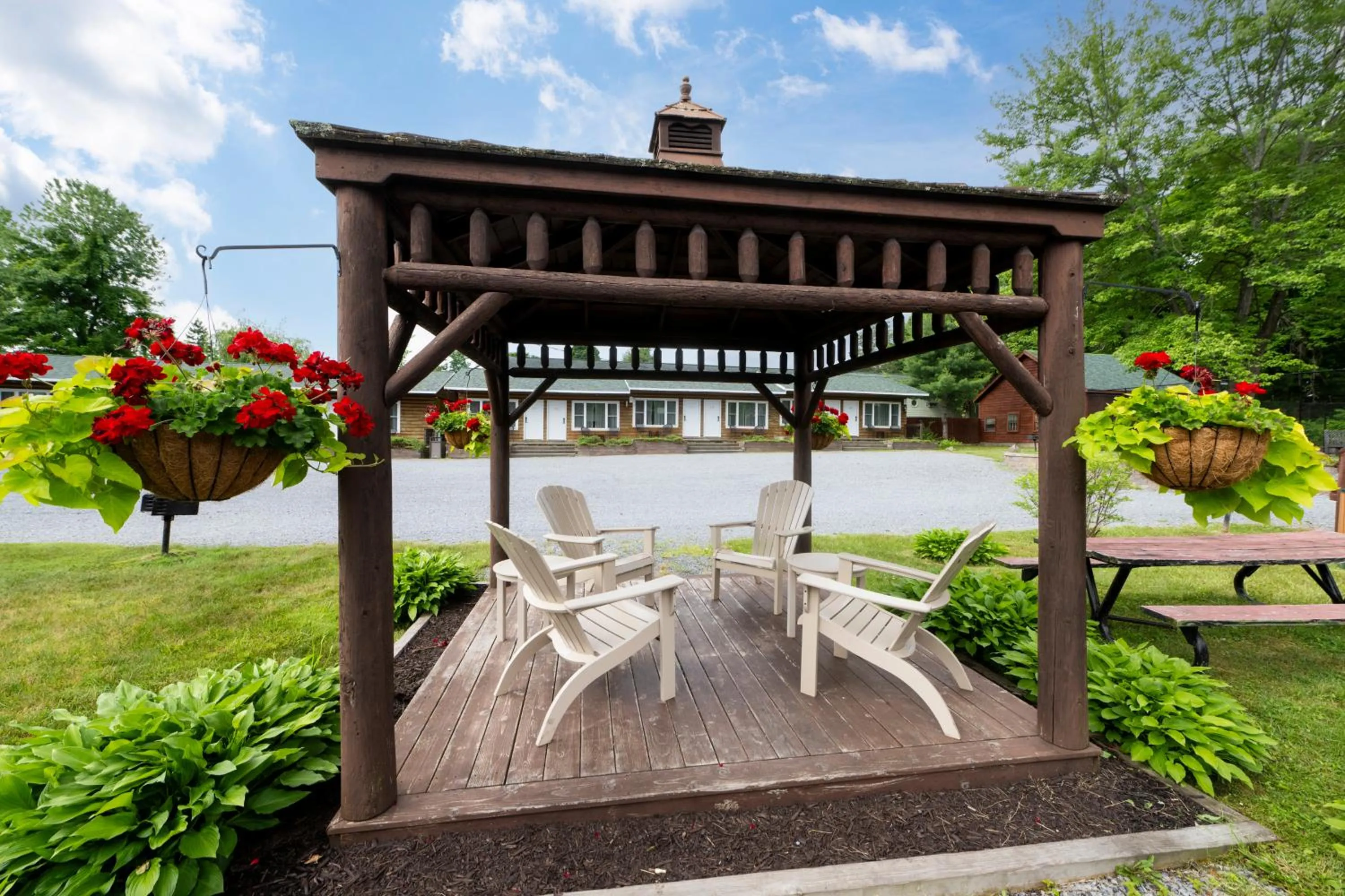 BBQ facilities in Scotty's Lakeside Resort
