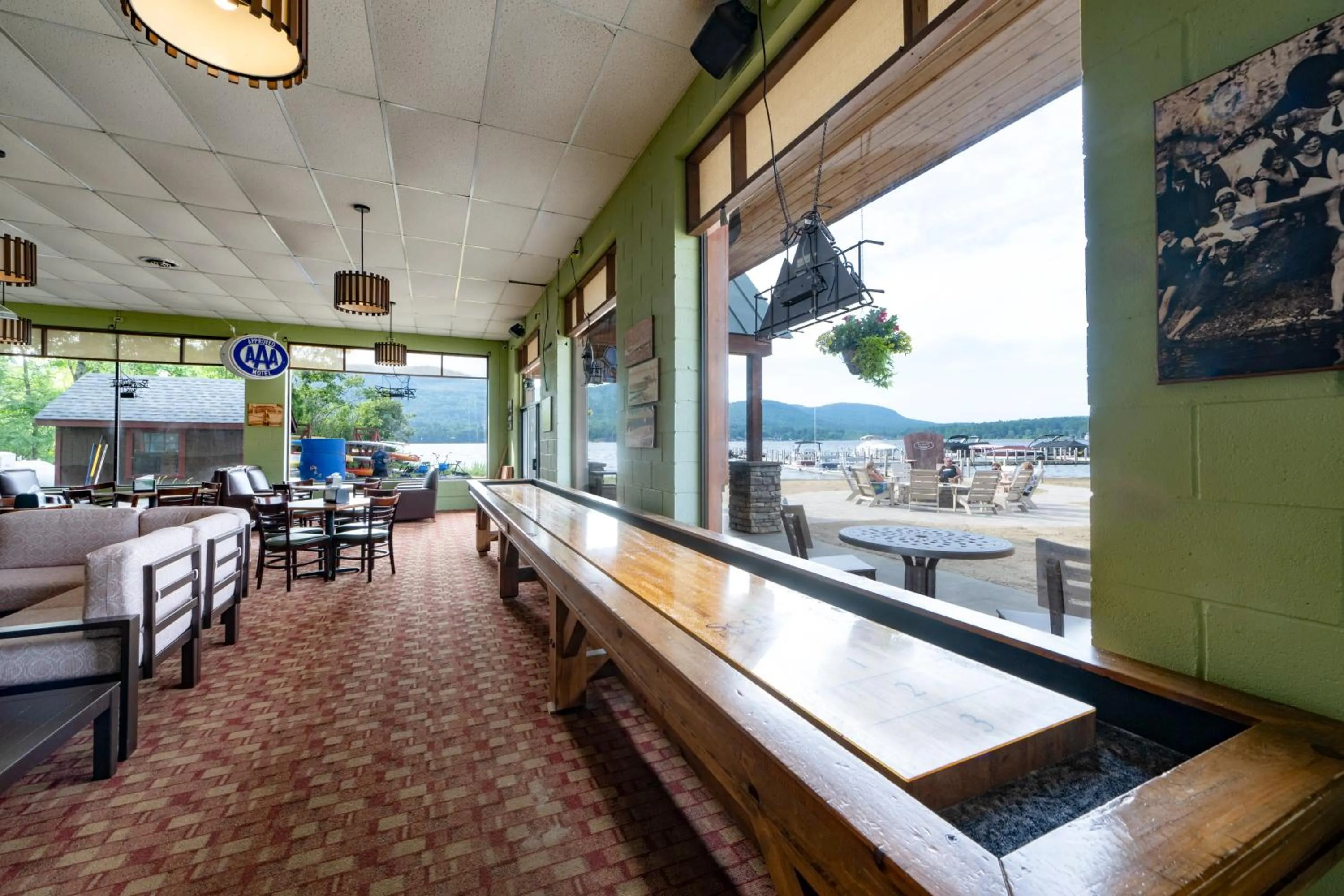 Lounge or bar in Scotty's Lakeside Resort