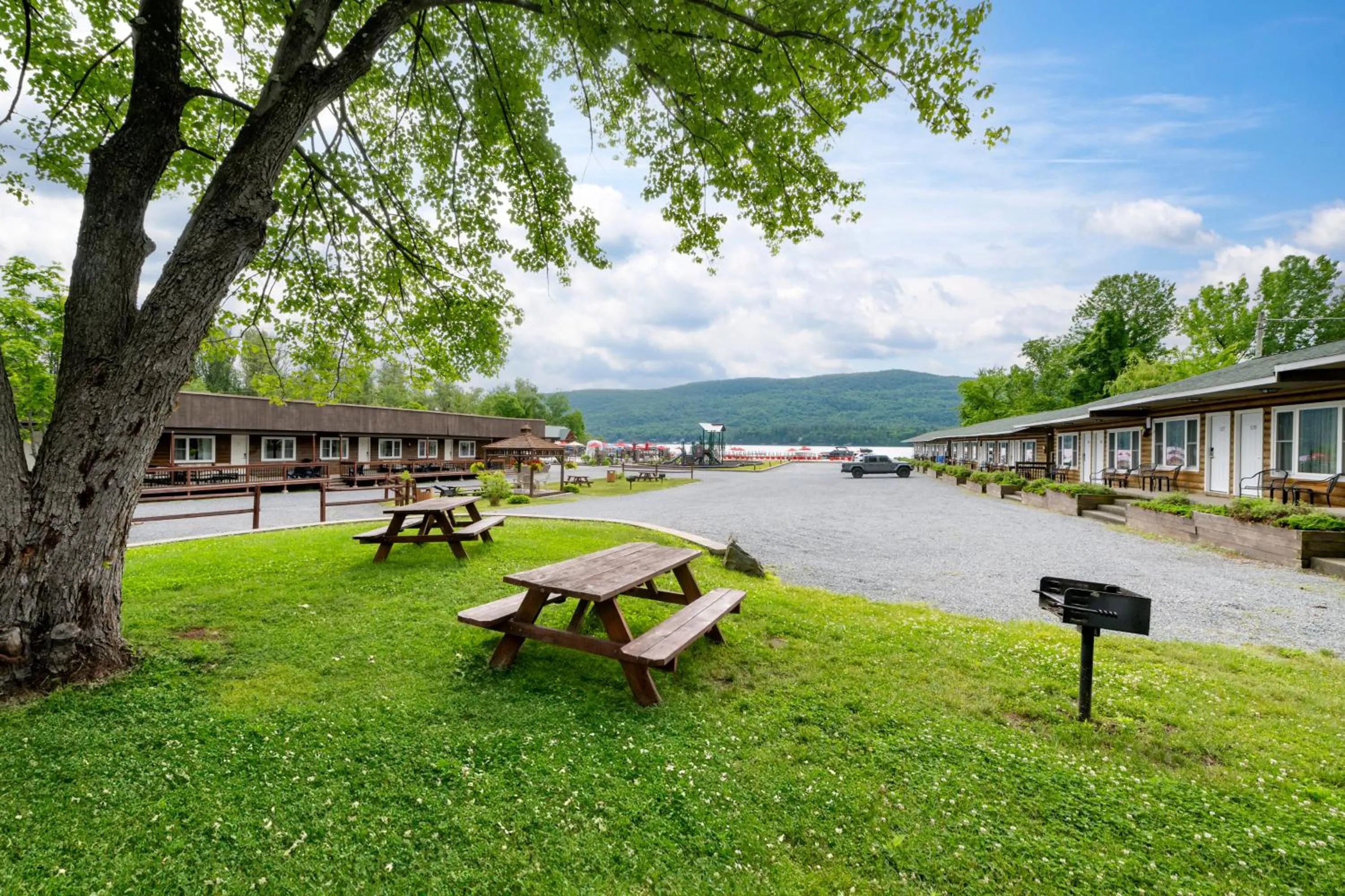 BBQ facilities in Scotty's Lakeside Resort