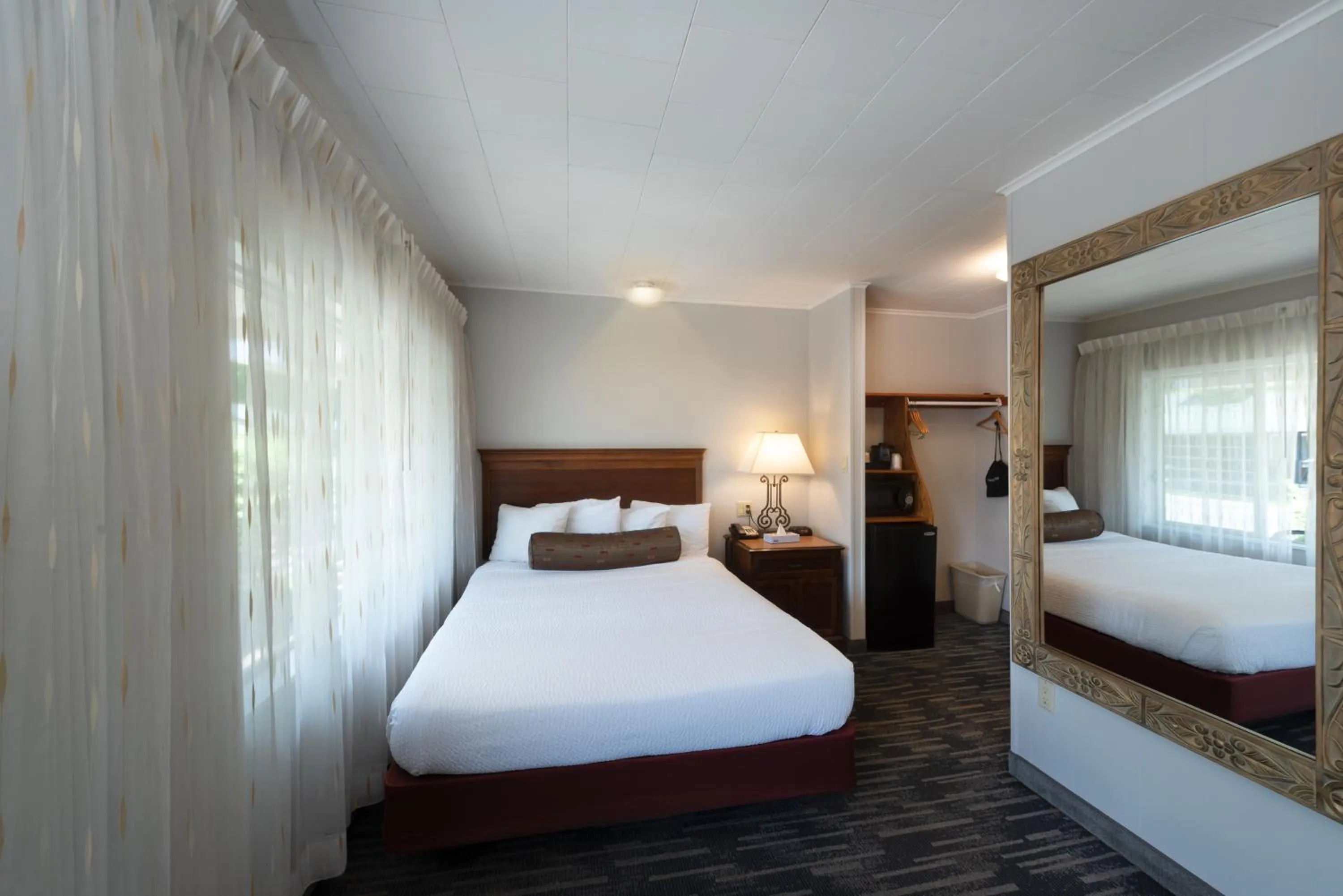 Bed in Scotty's Lakeside Resort