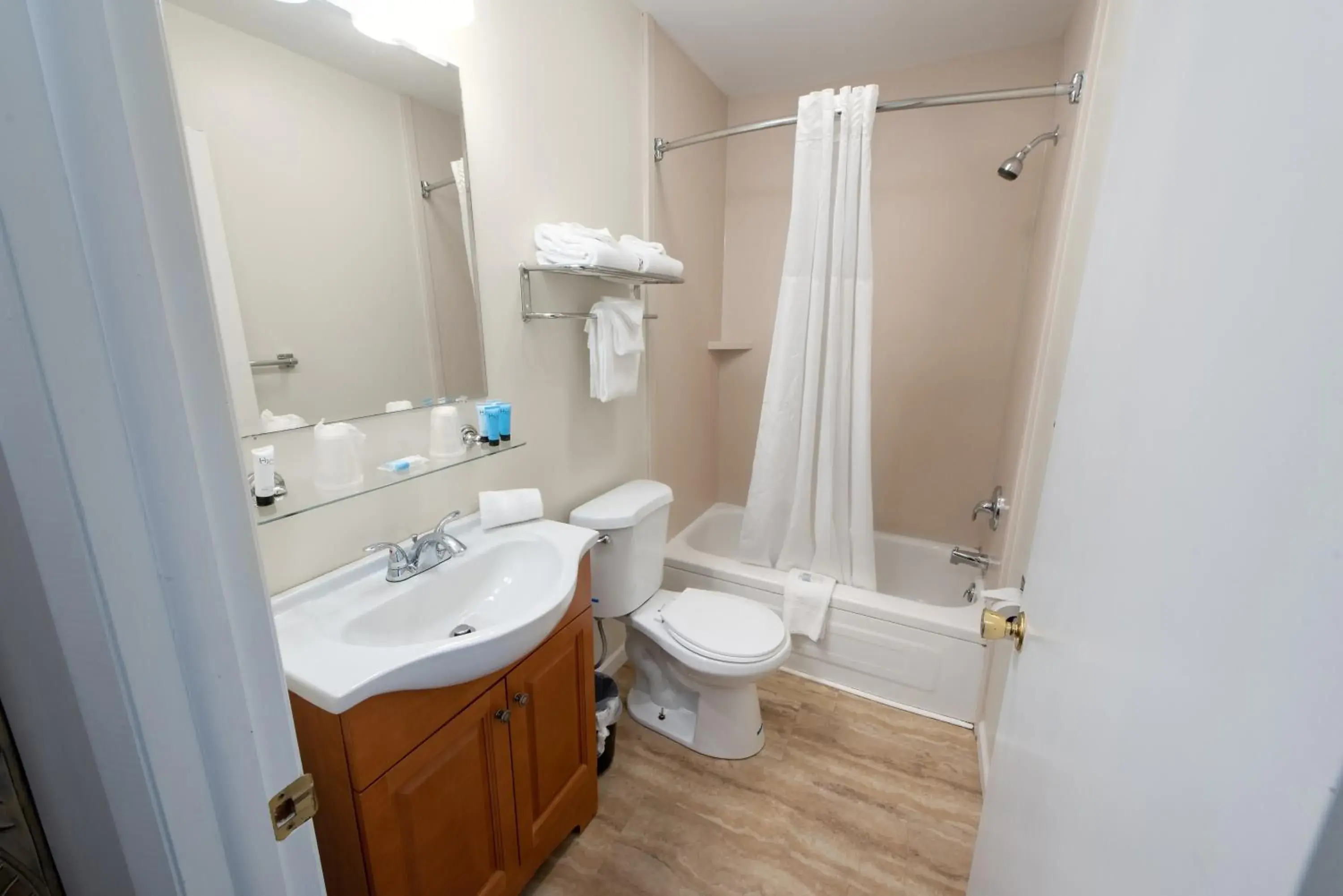 Center Room with King Bed in Scotty's Lakeside Resort Center Room with King Bed in Scotty's Lakeside Resort