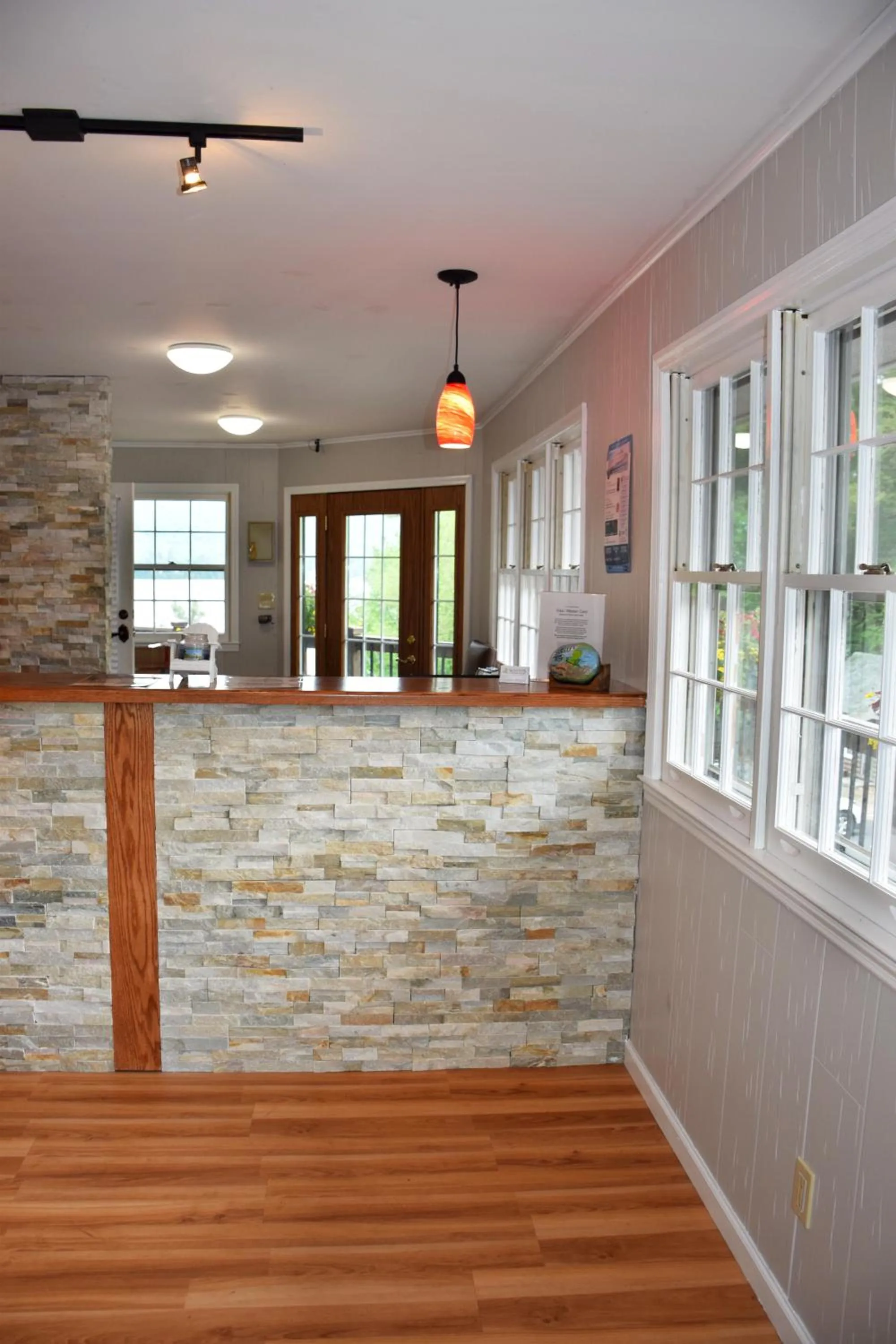 Area and facilities in Scotty's Lakeside Resort