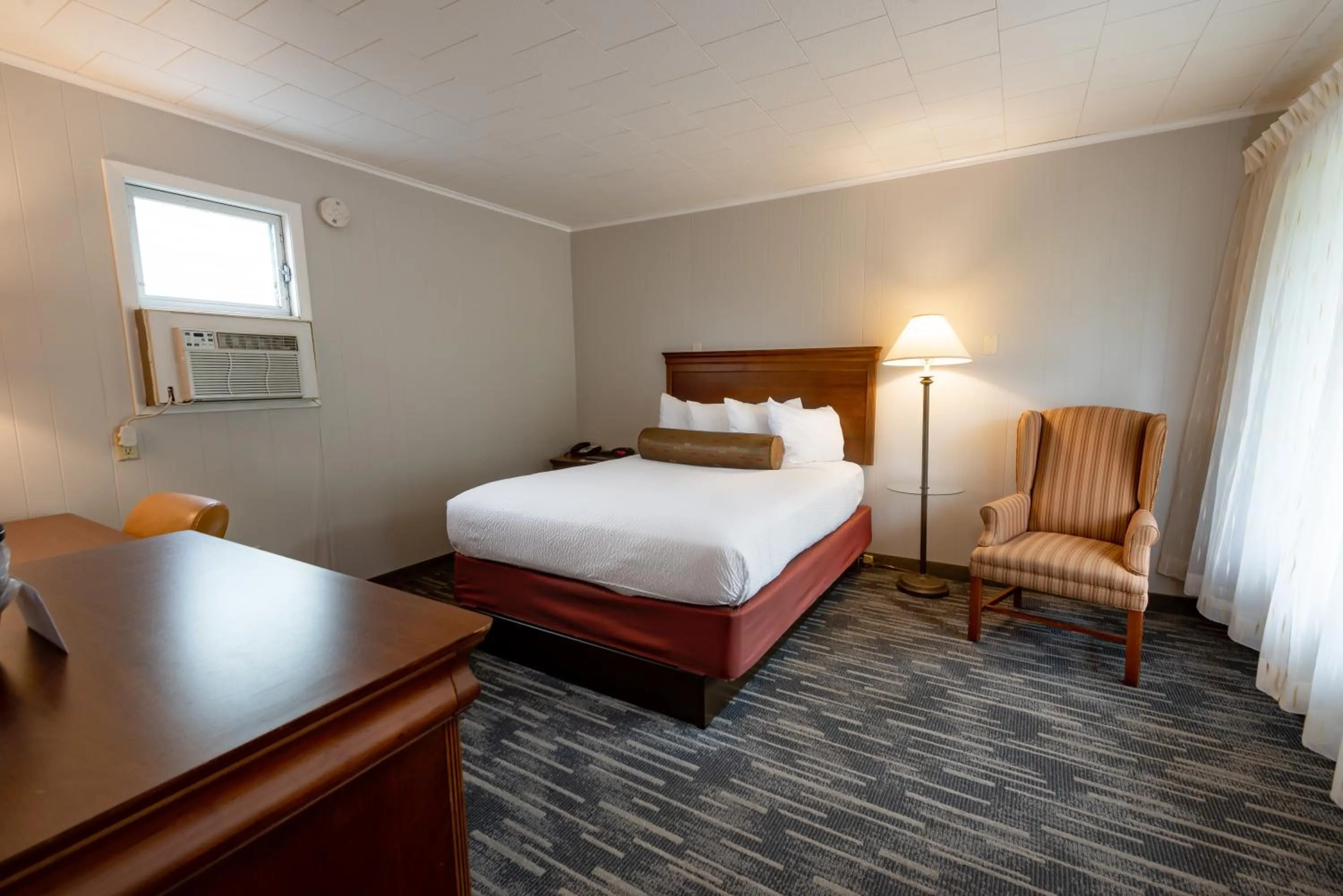 Bed in Scotty's Lakeside Resort