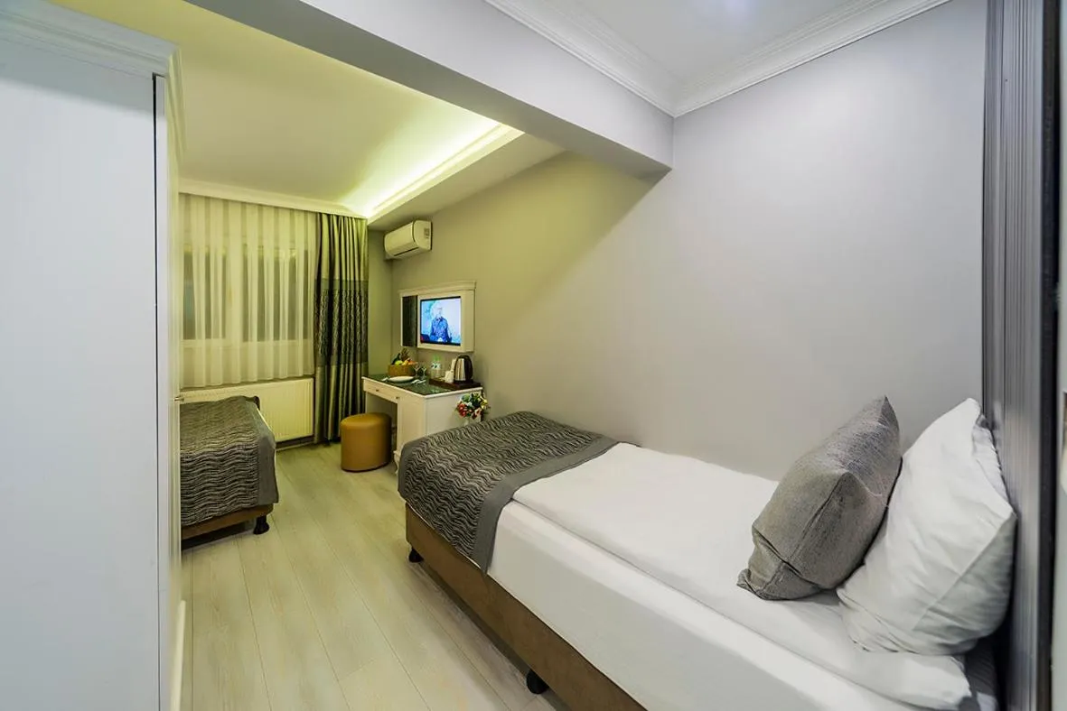 Photo of the whole room, Bed in Beyazit Palace Hotel