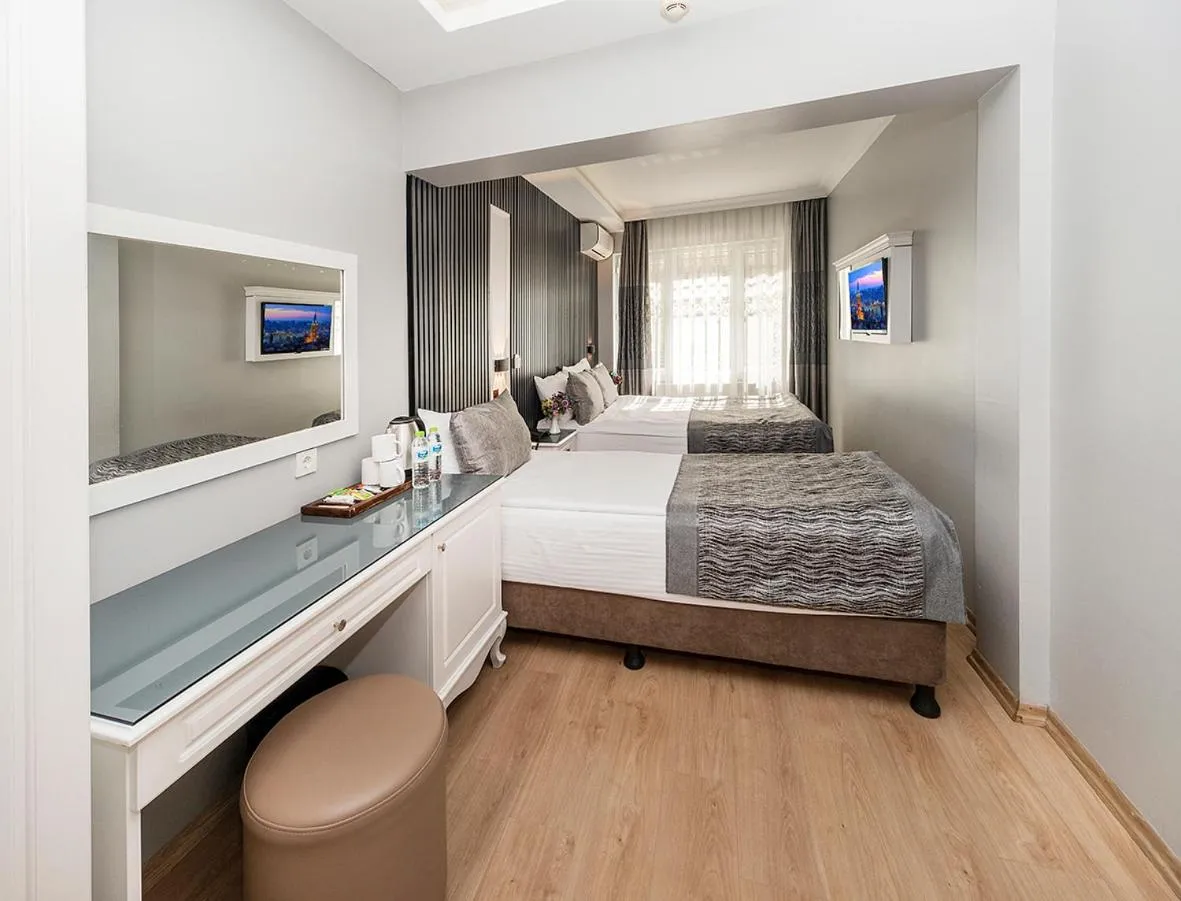 Photo of the whole room, Bed in Beyazit Palace Hotel