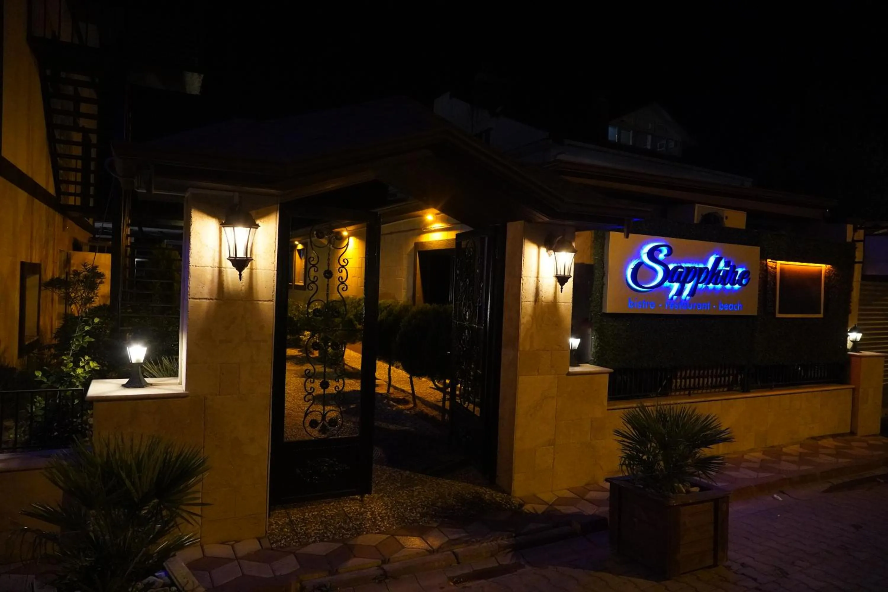 Restaurant/places to eat in Room 23 Hotel