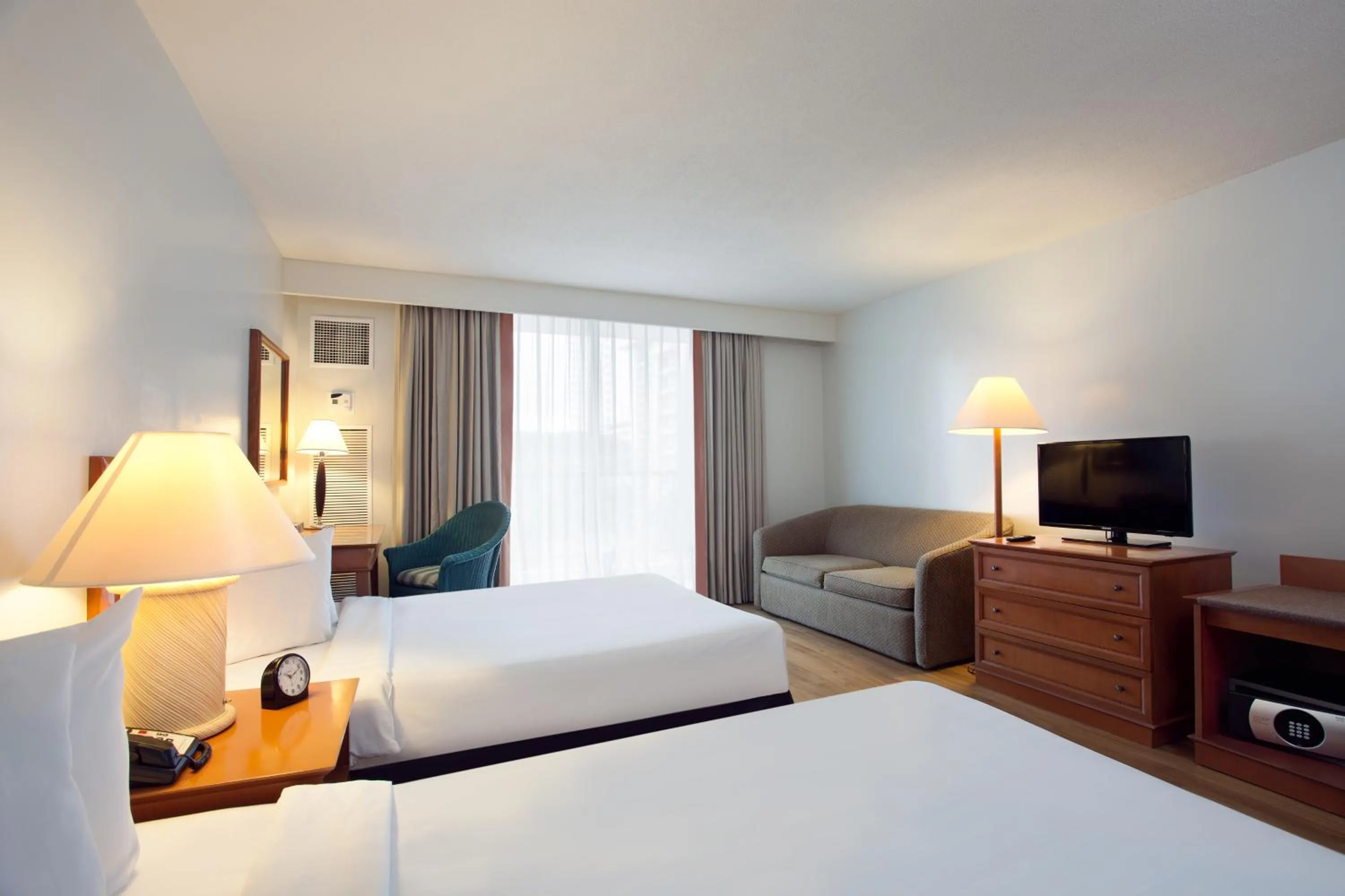 Restaurant/places to eat, Bed in Pacific Islands Club Guam