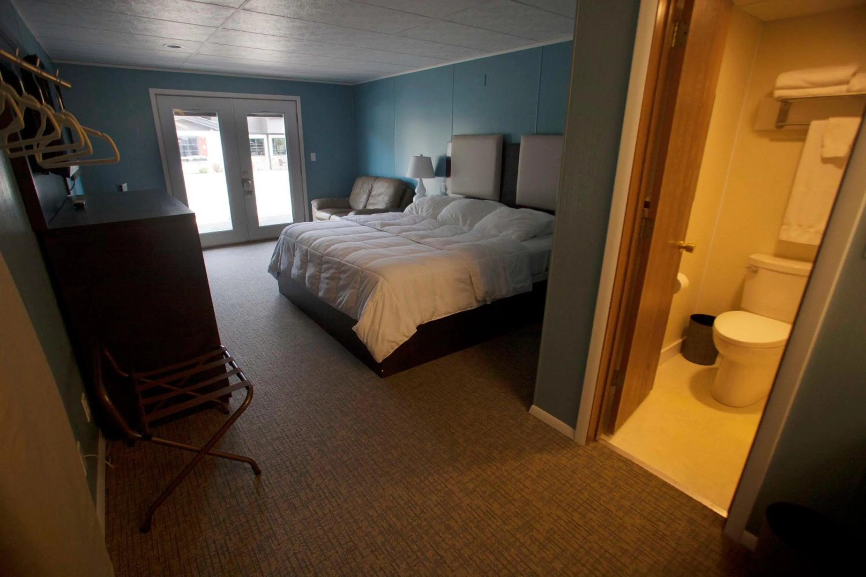 Photo of the whole room, Bed in Bavarian Inn, Black Hills