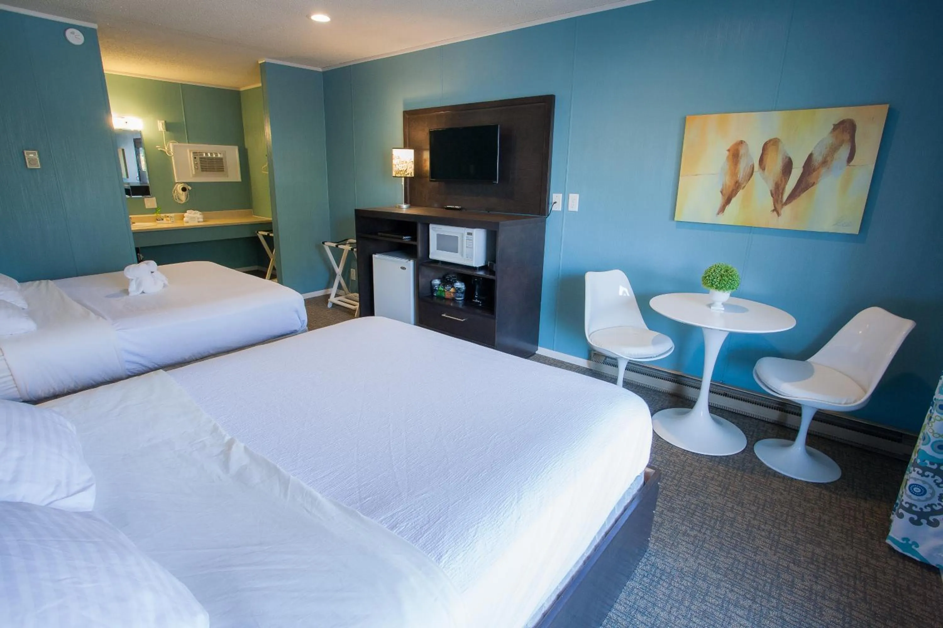 Photo of the whole room, Bed in Bavarian Inn, Black Hills