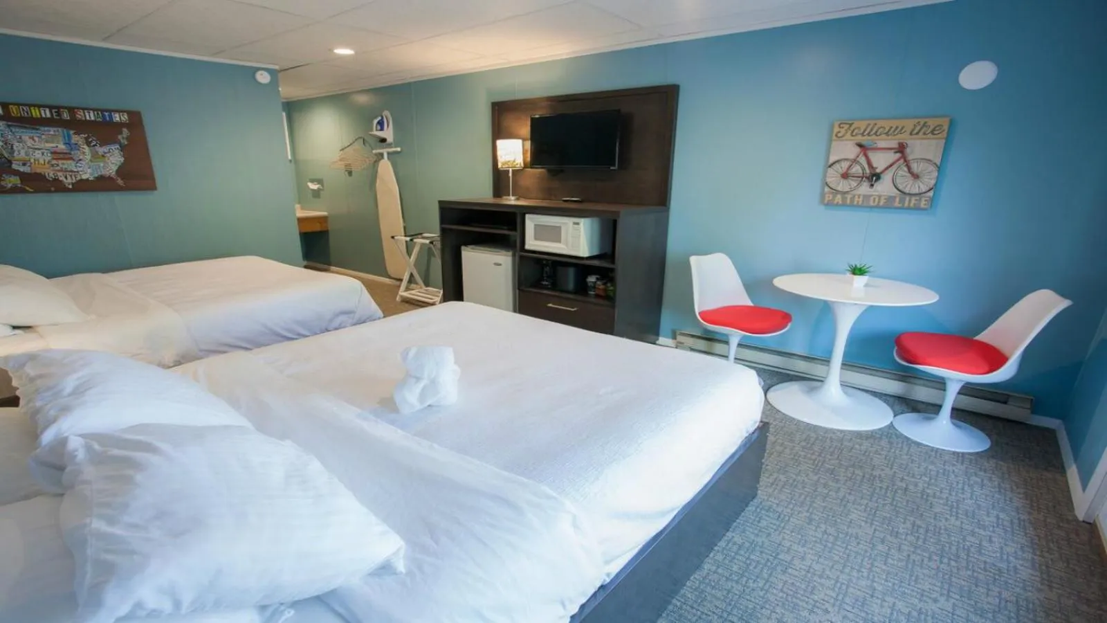 Photo of the whole room, Bed in Bavarian Inn, Black Hills