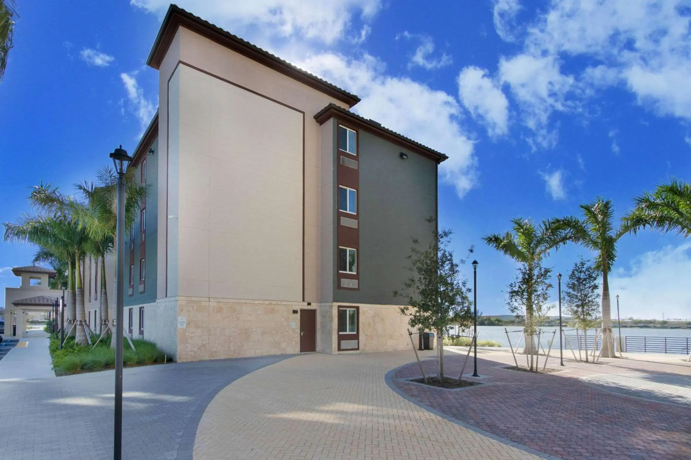 Property building in WoodSpring Suites Miramar Property building in WoodSpring Suites Miramar