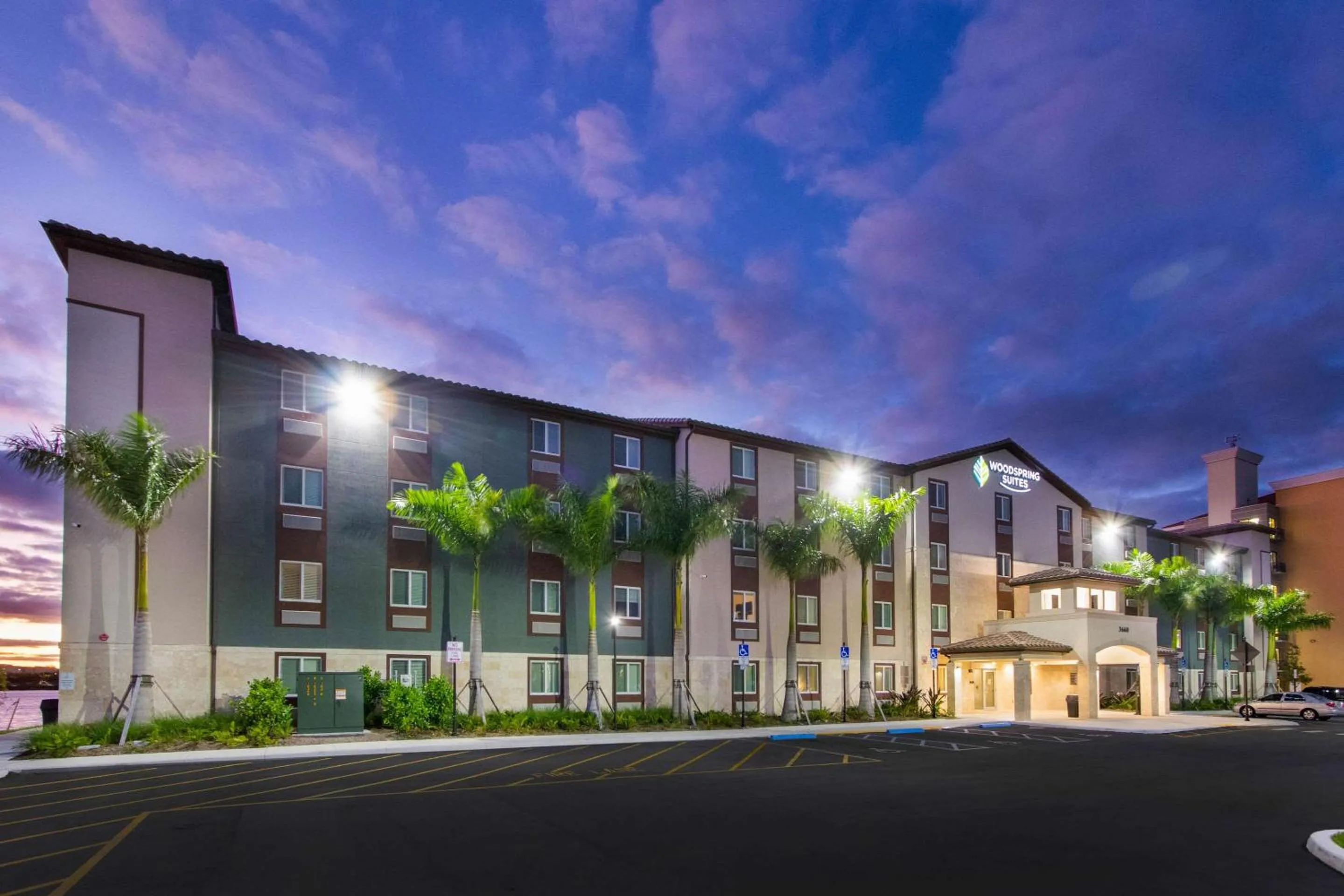Property building in WoodSpring Suites Miramar