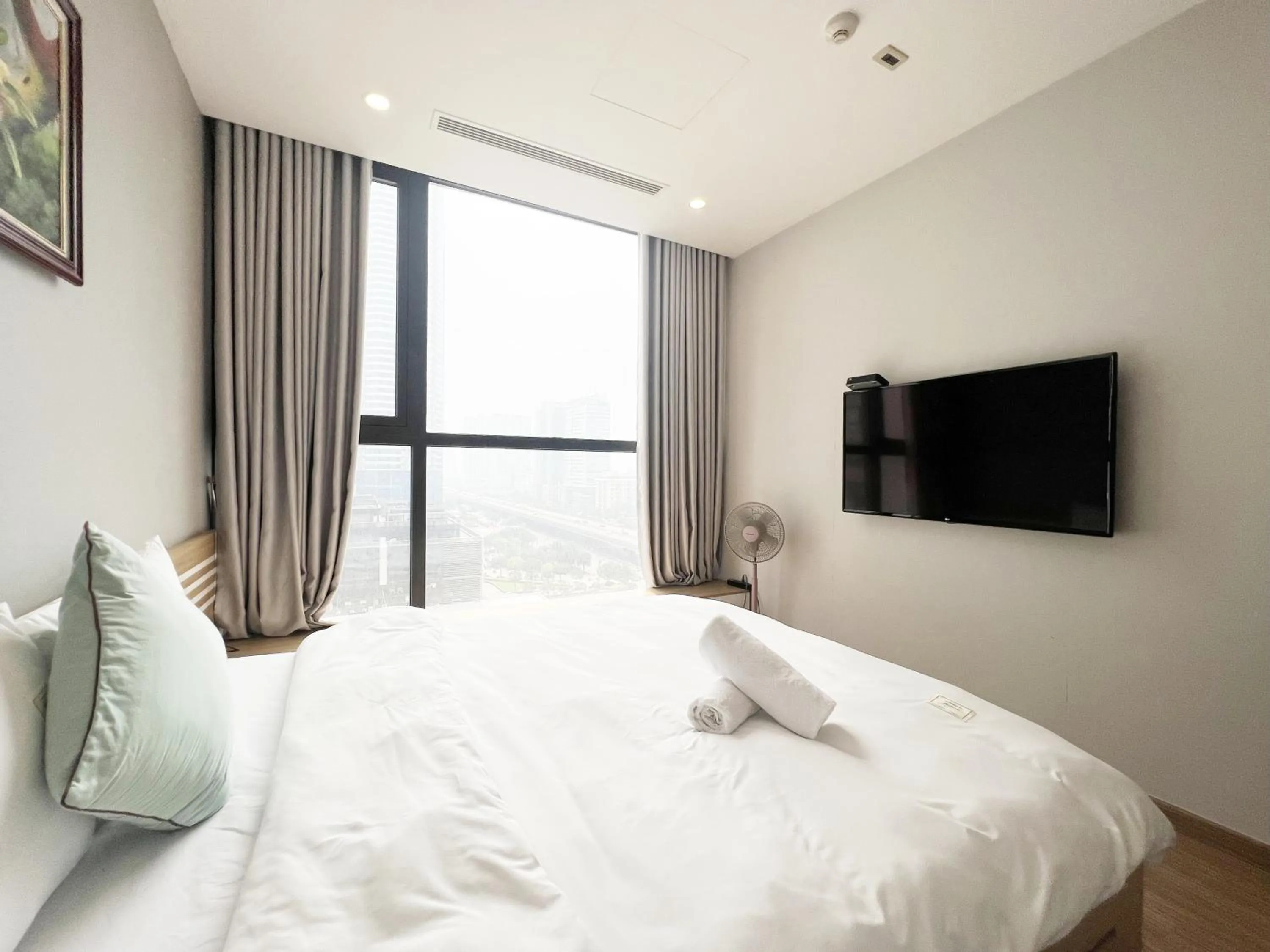 Bed in Luxury Apartment Vinhomes Skylake