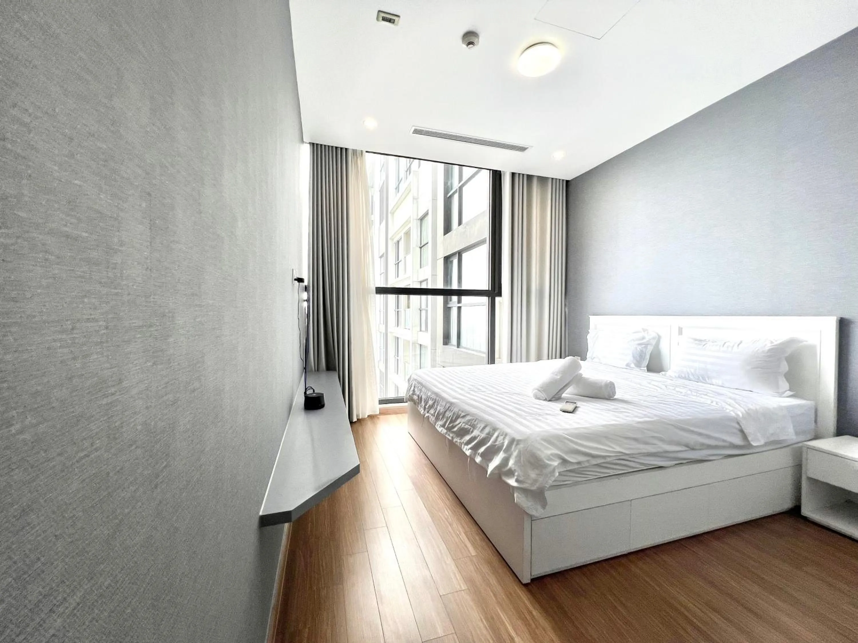 Bed in Luxury Apartment Vinhomes Skylake