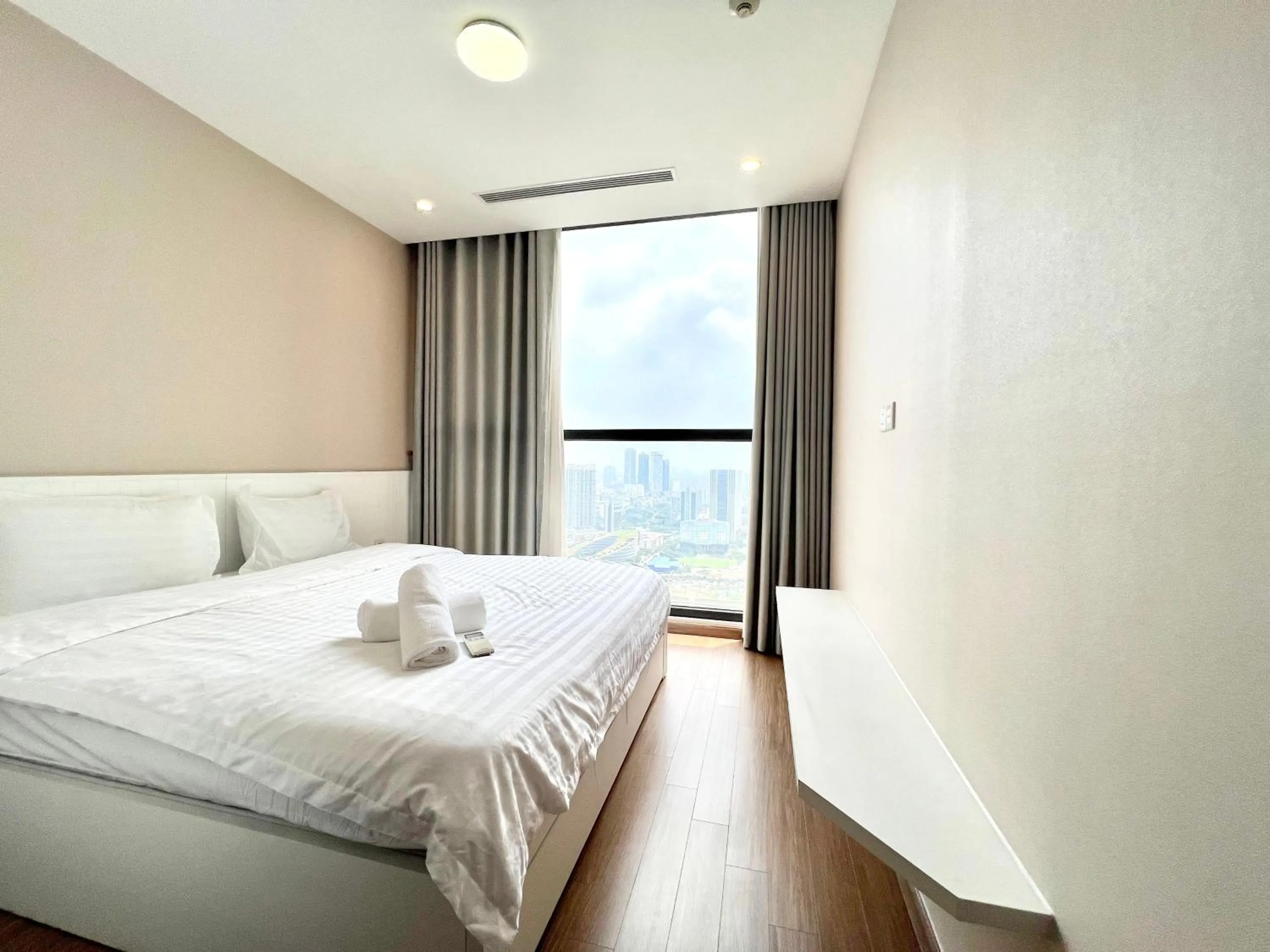 Bed in Luxury Apartment Vinhomes Skylake