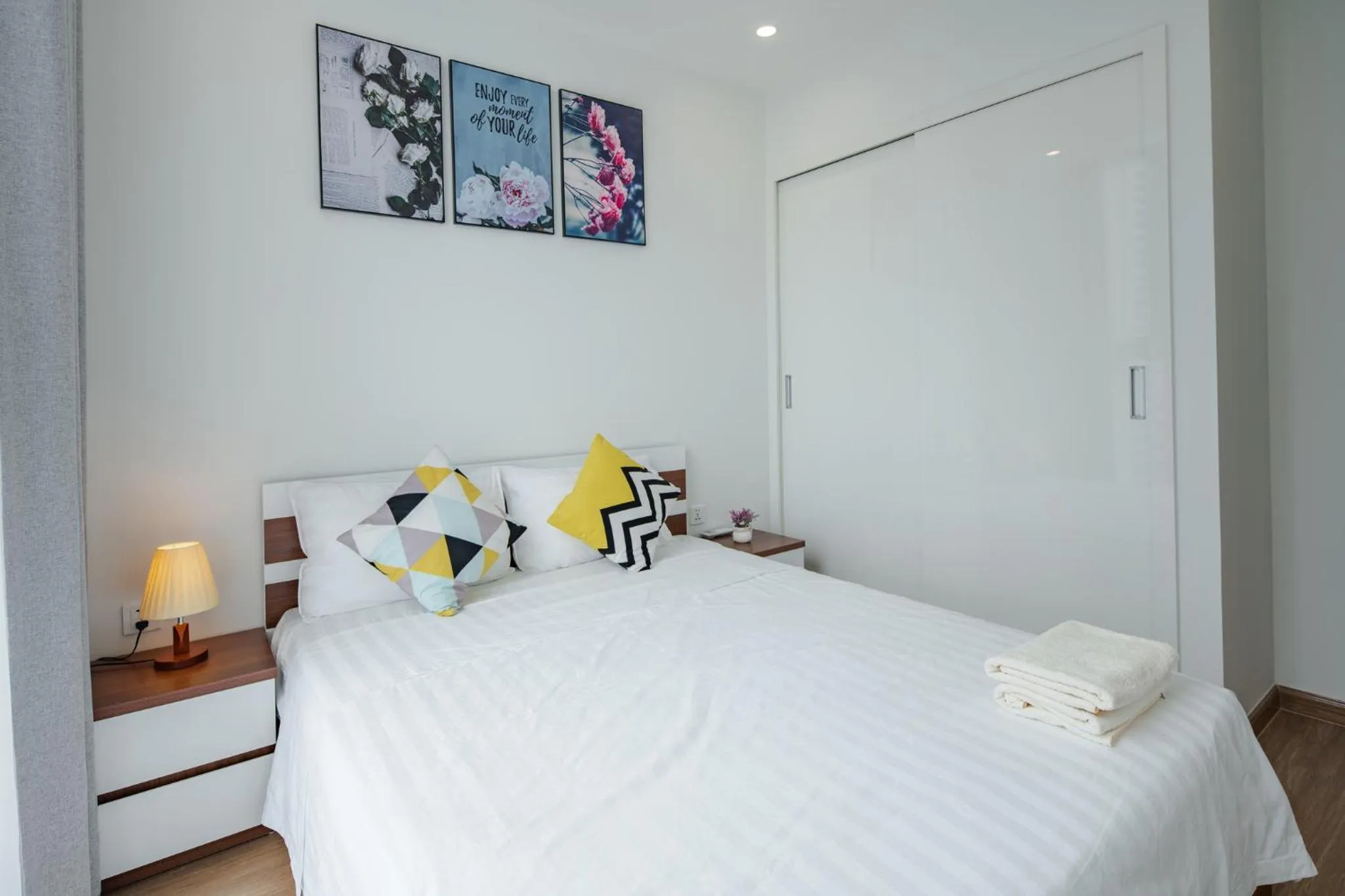 Bed in Luxury Apartment Vinhomes Skylake