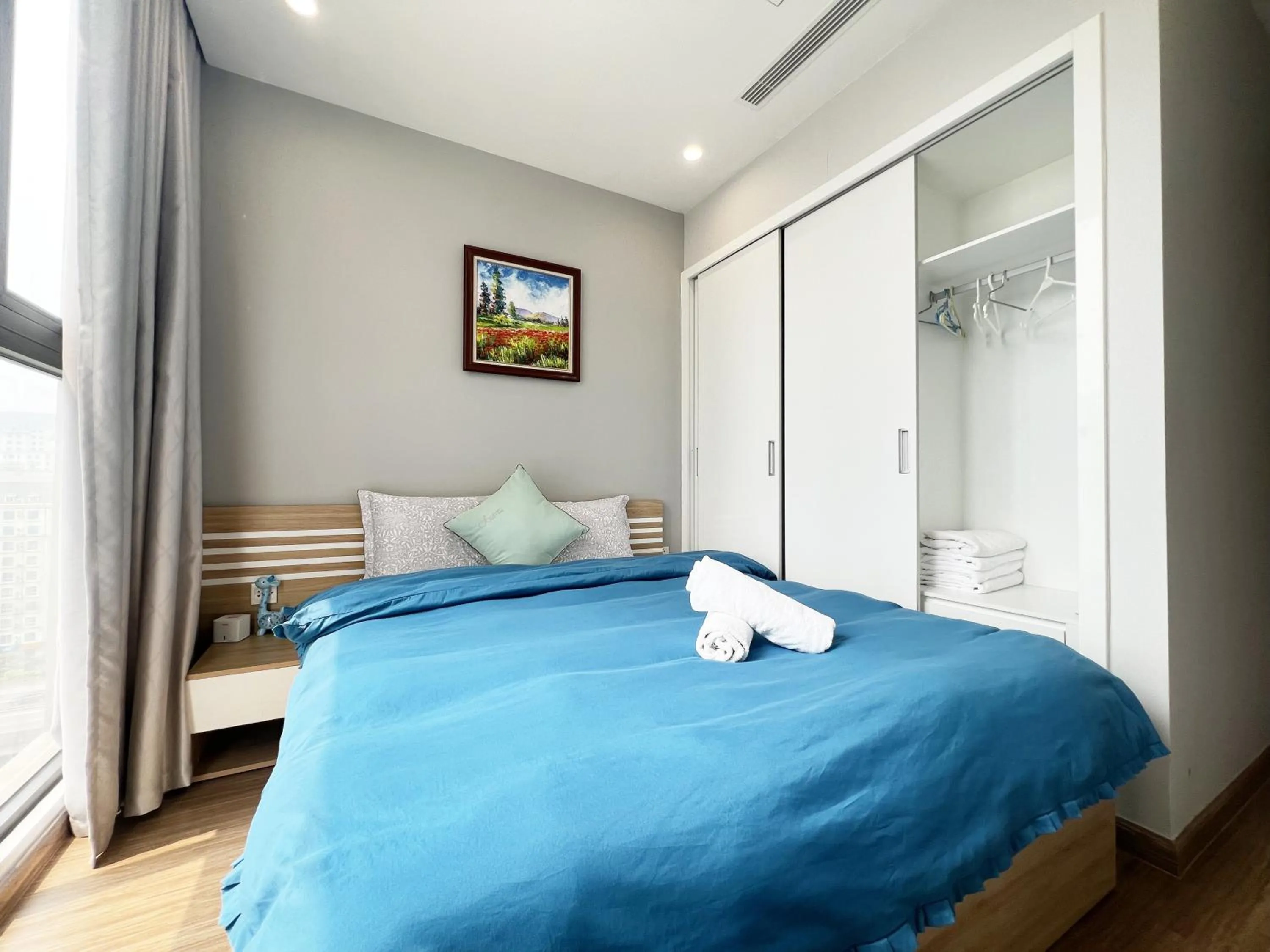 Bed in Luxury Apartment Vinhomes Skylake